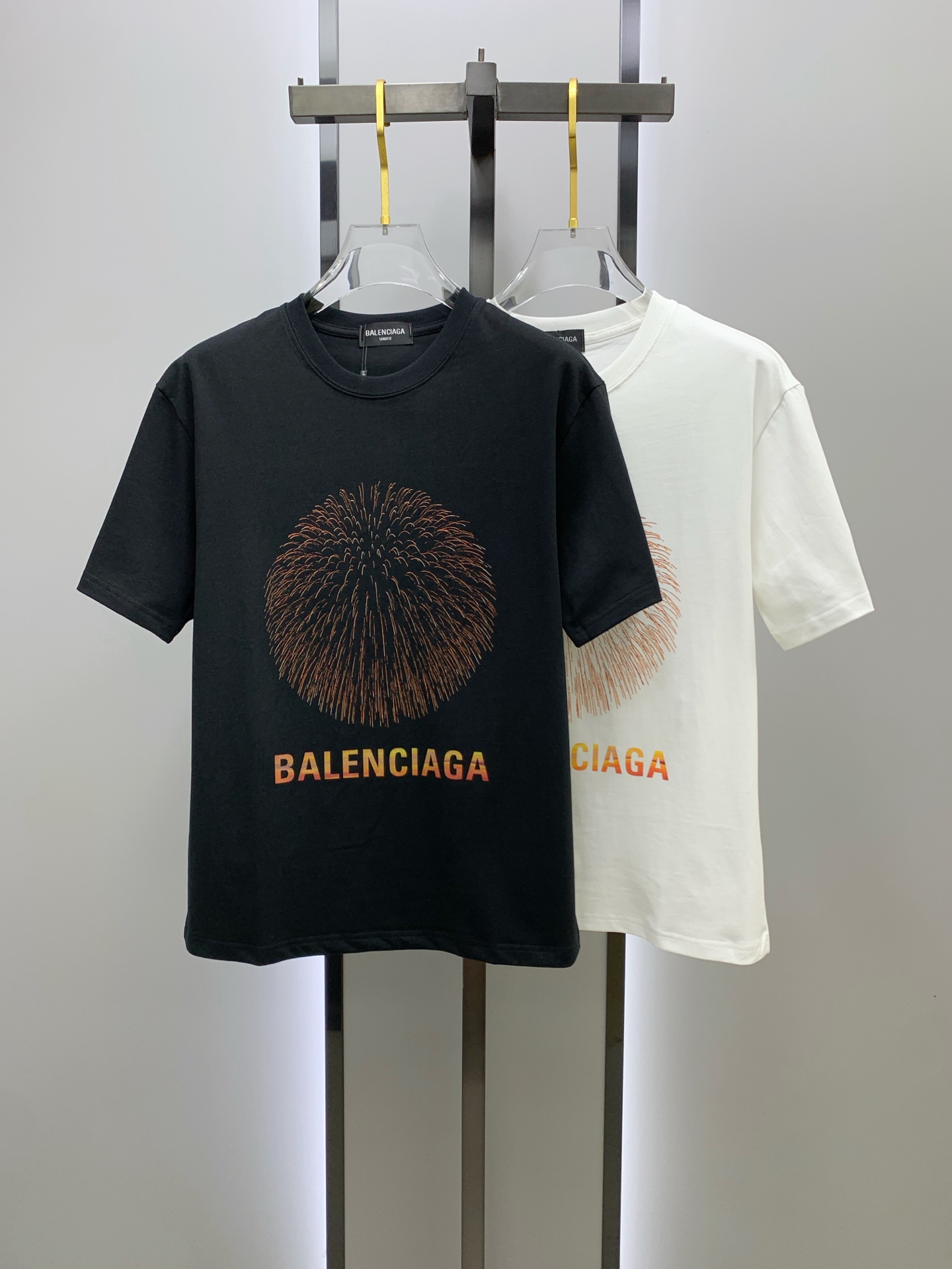 NO:134557,The latest fabric of ss Paris home pure cotton (highest version) letters BAL direct injection craft classic logo pattern logo fashionable simple trendy short sleeves, the top quality counter original single short sleeves, the top production craft imported fabric, the counter model is uniquely designed, using imported high-end customized fabrics. The official website is on sale!  Excellent fabric fit, size..Black and white M-3XL,,balenciaga,T-shirt,alexander wang19860909ss巴黎家纯棉最新面料（最高版本）胸前字母BAL直喷工艺经典标识图案logo时尚简约潮流短袖,最顶级的品质专柜原单短袖,顶级制作工艺进口面料,专柜款独特设计,采用进口高端订制面料.官网在售！面料版型超赞 码数..黑白色 M-3XL,,balenciaga,T-shirt,alexander wang,Men's clothing