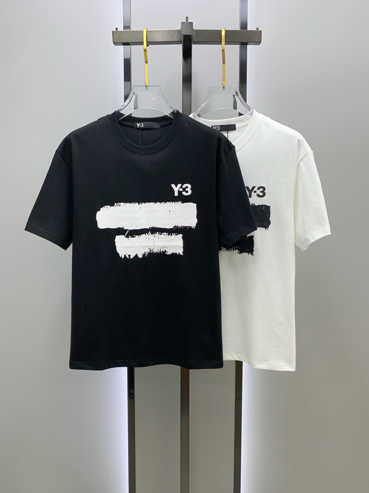 NO:134560,The latest pure cotton fabric (highest version) on the chest letter Y3 print flocking craft classic logo pattern logo fashionable simple trendy short sleeves, the top quality counter original single short sleeves, the top production process imported fabric, the counter model unique design, using imported high-end customized fabrics. The official website is on sale!  Excellent fabric fit, size..Black and white M-3XL,,T-shirt,alexander wang19860909ssY3家纯棉最新面料（最高版本）胸前字母Y3印花植绒工艺经典标识图案logo时尚简约潮流短袖,最顶级的品质专柜原单短袖,顶级制作工艺进口面料,专柜款独特设计,采用进口高端订制面料.官网在售！面料版型超赞 码数..黑白色 M-3XL,,T-shirt,alexander wang,Men's clothing