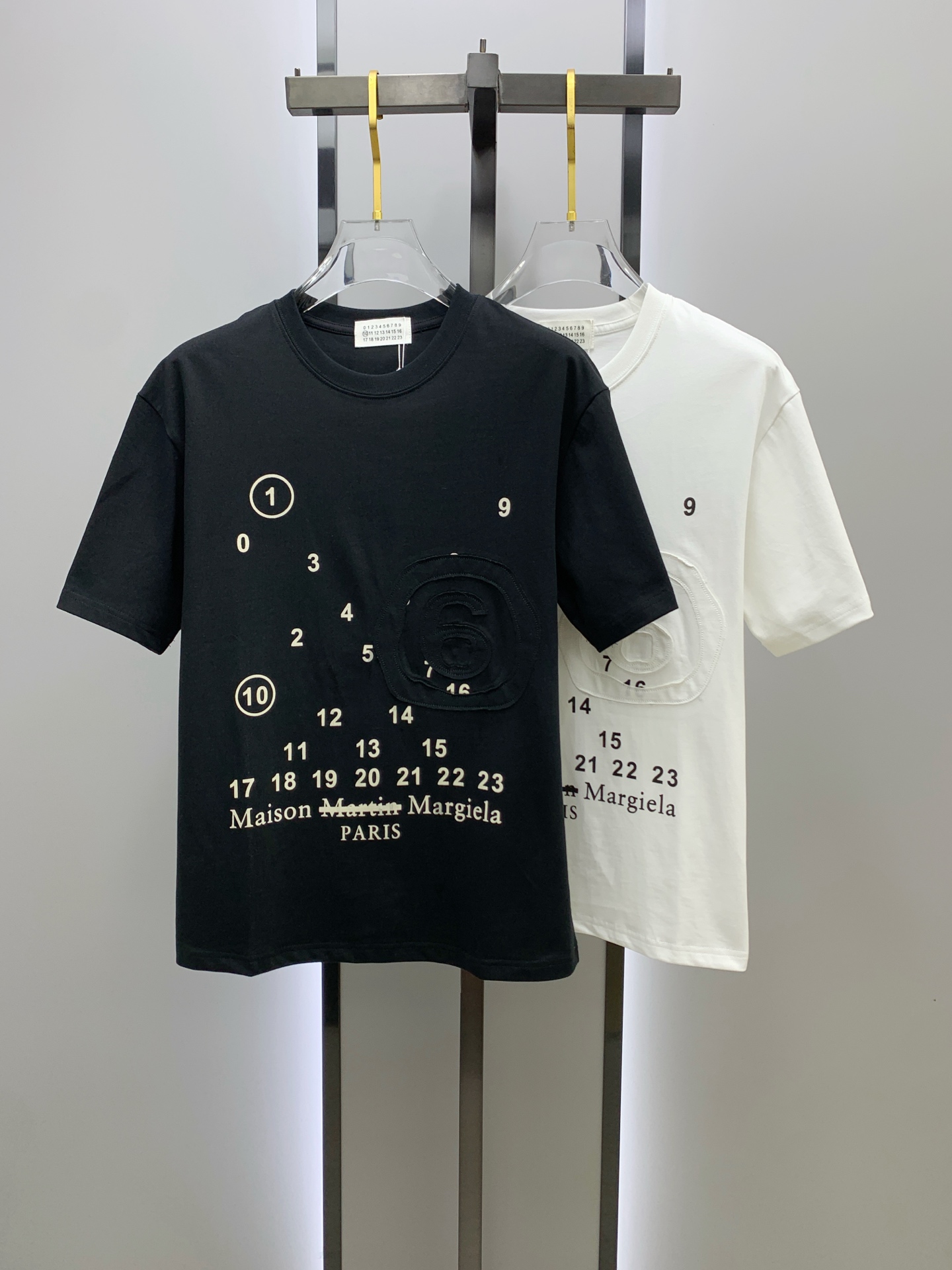 NO:134563,Ss Majila pure cotton latest fabric (highest version) letter printing on chest   applique embroidery crafts classic logo logo stylish simple trendy short sleeves, top quality counter original single short sleeves, top production craft imported fabrics, unique design of counter style, using imported high-end customized fabrics. The official website is on sale!  Excellent fabric pattern, size..Black and white M-3XL,,masion margiela,T-shirt,alexander wang19860909ss马吉拉纯棉最新面料（最高版本）胸前字母印花 贴布绣工艺经典标识图案logo时尚简约潮流短袖,最顶级的品质专柜原单短袖,顶级制作工艺进口面料,专柜款独特设计,采用进口高端订制面料.官网在售！面料版型超赞 码数..黑白色 M-3XL,,masion margiela,T-shirt,alexander wang,Men's clothing