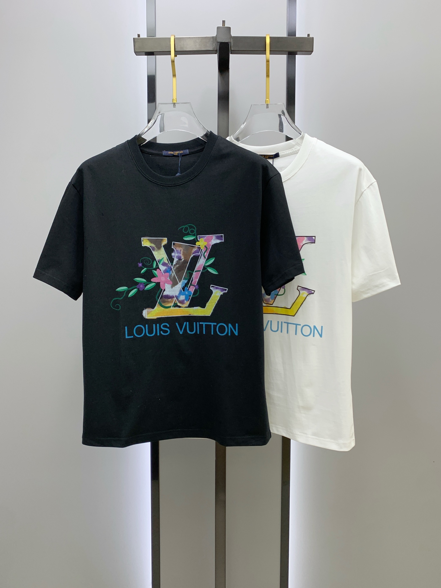 NO:134569,Ss Lotus Cotton Latest Fabric (The highest version) letter logo on chest, graffiti, classic logo pattern, logo, fashionable, simple and trendy short sleeves, the top quality counter original single short sleeves, top production craft imported fabric, unique design of the counter model, using imported high-end customized fabrics. The official website is on sale!  Fabric style, size..Black and white M-3XL,,louis vuitton,louis vuitton,T-shirt,alexander wang19860909ss驴家纯棉最新面料（最高版本）胸前字母标识图案涂鸦工艺经典标识图案logo时尚简约潮流短袖,最顶级的品质专柜原单短袖,顶级制作工艺进口面料,专柜款独特设计,采用进口高端订制面料.官网在售！面料版型超赞 码数..黑白色 M-3XL,,louis vuitton,louis vuitton,T-shirt,alexander wang,Men's clothing