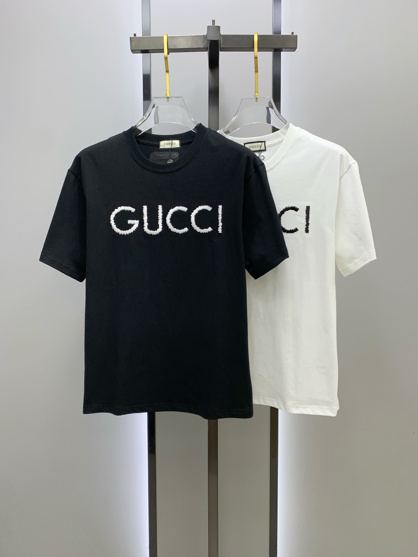 NO:134572,Ss Gujia Pure Cotton Latest Fabric (The highest version) The letters on the chest gucci rice grain embroidery crafts classic logo logo fashion simple trendy short sleeves, the top quality counter original single short sleeves, the top production process imported fabric, the counter model is uniquely designed, using imported high-end customized fabrics. The official website is on sale!  Excellent fabric pattern, size..Black and white M-3XL,,gucci,gucci,T-shirt,alexander wang19860909ss古家纯棉最新面料（最高版本）胸前字母gucci米粒刺绣工艺经典标识图案logo时尚简约潮流短袖,最顶级的品质专柜原单短袖,顶级制作工艺进口面料,专柜款独特设计,采用进口高端订制面料.官网在售！面料版型超赞 码数..黑白色 M-3XL,,gucci,gucci,T-shirt,alexander wang,Men's clothing