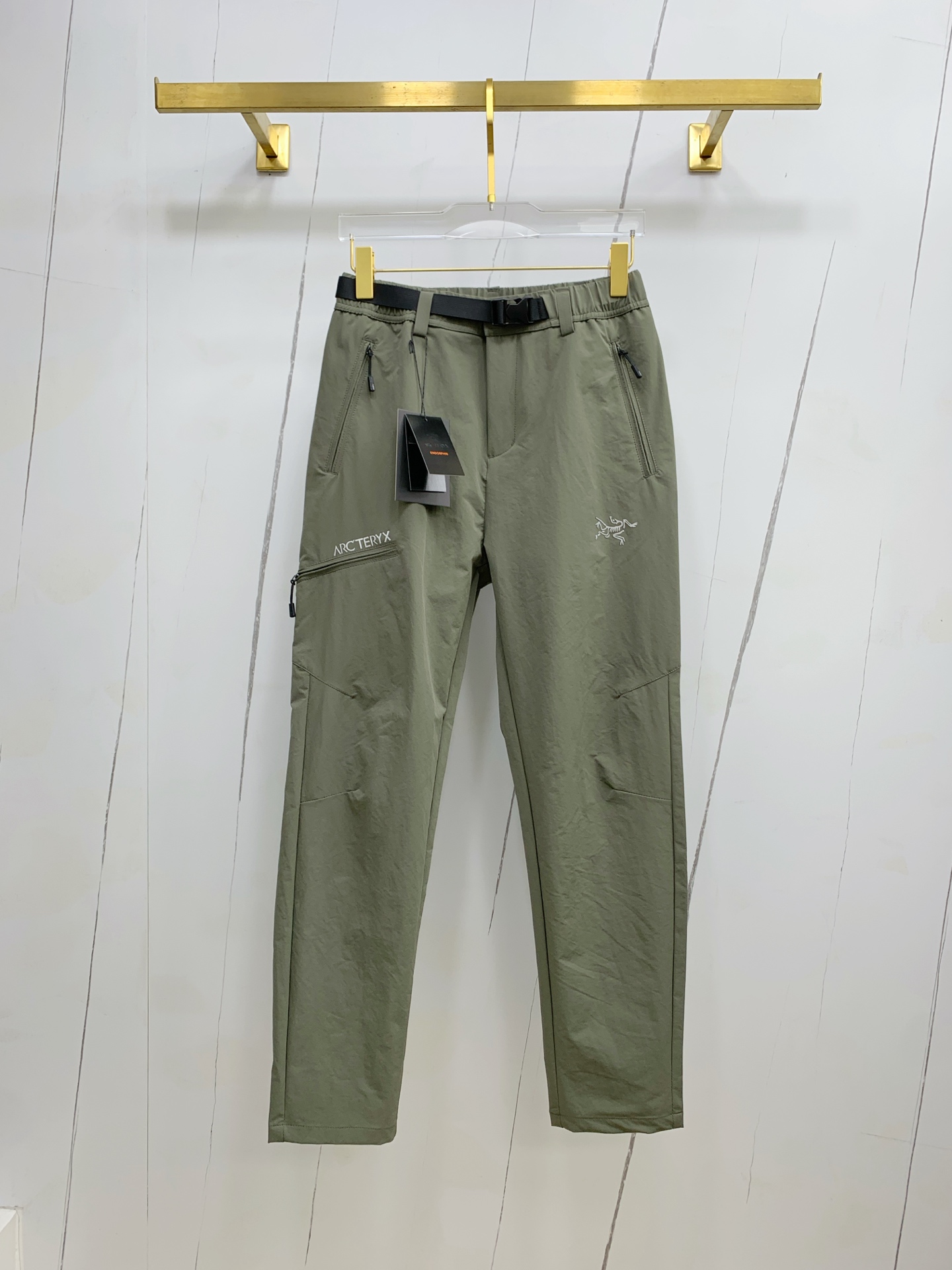 NO:522427,Archaeoptera bird spring and summer 25ss casual pants gold dial appears again, the original customized high-quality fashionable casual pants are super versatile. Exclusive custom fabric, quite wide and stylish, close and comfortable. The latest hardware and accessories of the original custom counter. Super beautiful style, the upper body makes the legs look slender, the inner and the line is impeccable. You can attend any occasion. Once again, the fabric is very, very classy! Code number M-3xL,arc'teryx,alexander wang19860909始祖鸟春夏25ss休闲裤金典再次出现,原单订制高品质时尚休闲裤.超级百搭款.独家定制面料,挺阔有型,贴身舒适.原版定制专柜最新五金辅料.超靓版型、上身显腿修长,內里,走线都无可挑剔,任何场合都可出席,再次强调面料非常非常显档次！码数 M-3xL,arc'teryx,alexander wang,Men's clothing