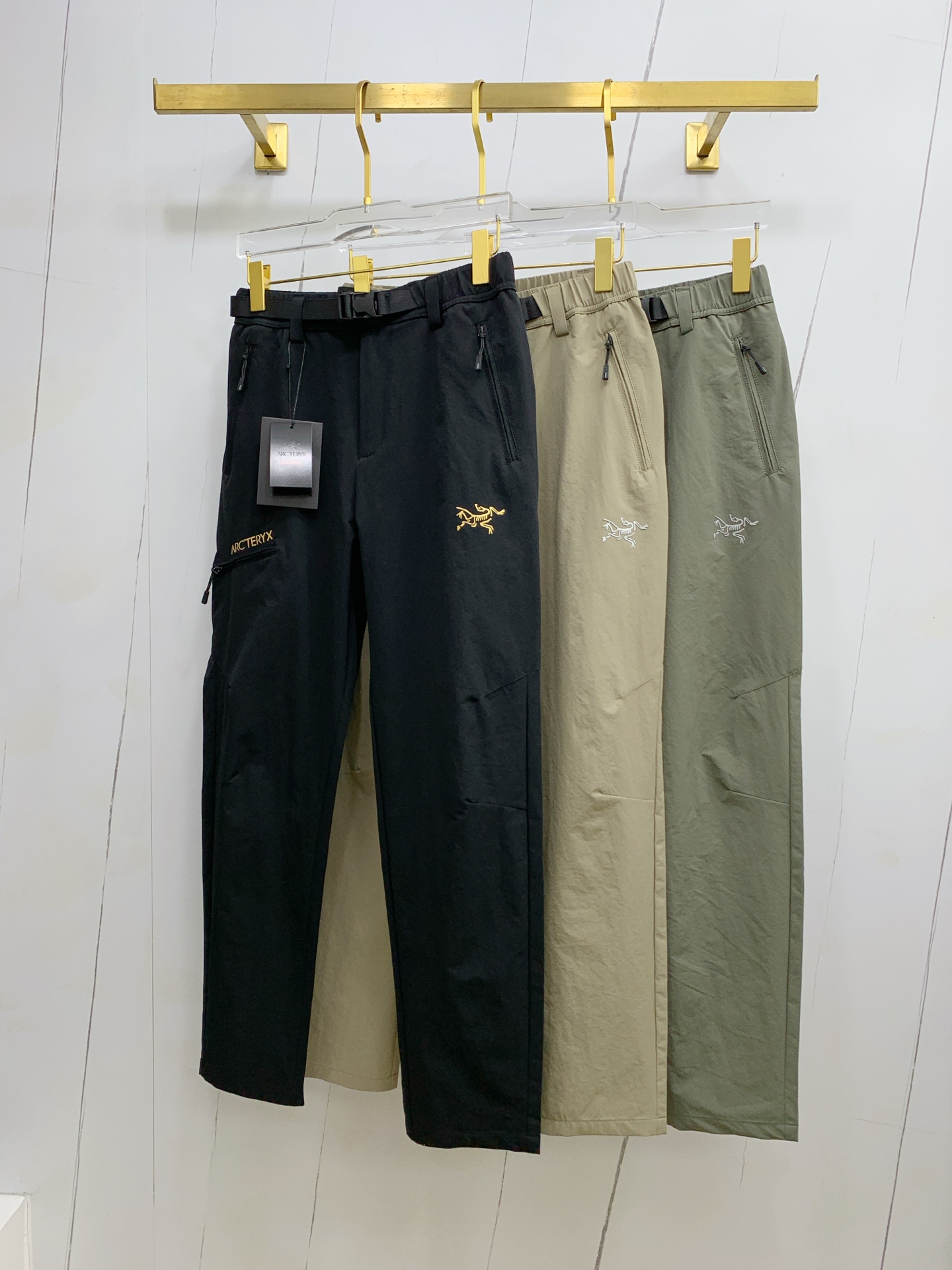 NO:522429,Archaeoptera bird spring and summer 25ss casual pants gold dial appears again, the original customized high-quality fashionable casual pants are super versatile. Exclusive custom fabric, quite wide and stylish, close and comfortable. The latest hardware and accessories of the original custom counter. Super beautiful style, the upper body makes the legs look slender, the inner and the line is impeccable. You can attend any occasion. Once again, the fabric is very, very classy! Code number M-3xL,arc'teryx,alexander wang19860909始祖鸟春夏25ss休闲裤金典再次出现,原单订制高品质时尚休闲裤.超级百搭款.独家定制面料,挺阔有型,贴身舒适.原版定制专柜最新五金辅料.超靓版型、上身显腿修长,內里,走线都无可挑剔,任何场合都可出席,再次强调面料非常非常显档次！码数 M-3xL,arc'teryx,alexander wang,Men's clothing