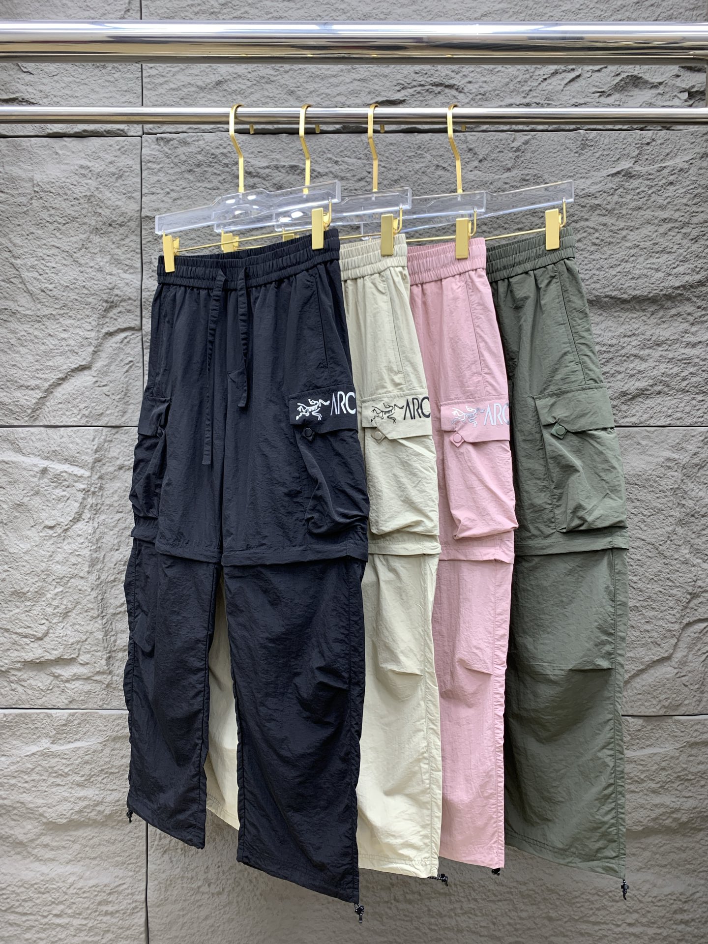 NO:134546,Archaeopteryx Spring and Summer 25ss casual pants gold dial appears again, the original customized high-quality fashionable casual pants are super versatile. Exclusive custom fabric, quite wide and stylish, close and comfortable. The latest hardware and accessories of the original custom counter. Super beautiful style, the upper body makes the legs look slender, the inner and the line is impeccable. You can attend any occasion. Once again, it emphasizes that the fabric is very, very classy! Code number M-3xL, jil sanderarc'teryx,alexander wang19860909始祖鸟家春夏25ss休闲裤金典再次出现,原单订制高品质时尚休闲裤.超级百搭款.独家定制面料,挺阔有型,贴身舒适.原版定制专柜最新五金辅料.超靓版型、上身显腿修长,內里,走线都无可挑剔,任何场合都可出席,再次强调面料非常非常显档次！码数 M-3xL,,jil sanderarc'teryx,alexander wang,Men's clothing