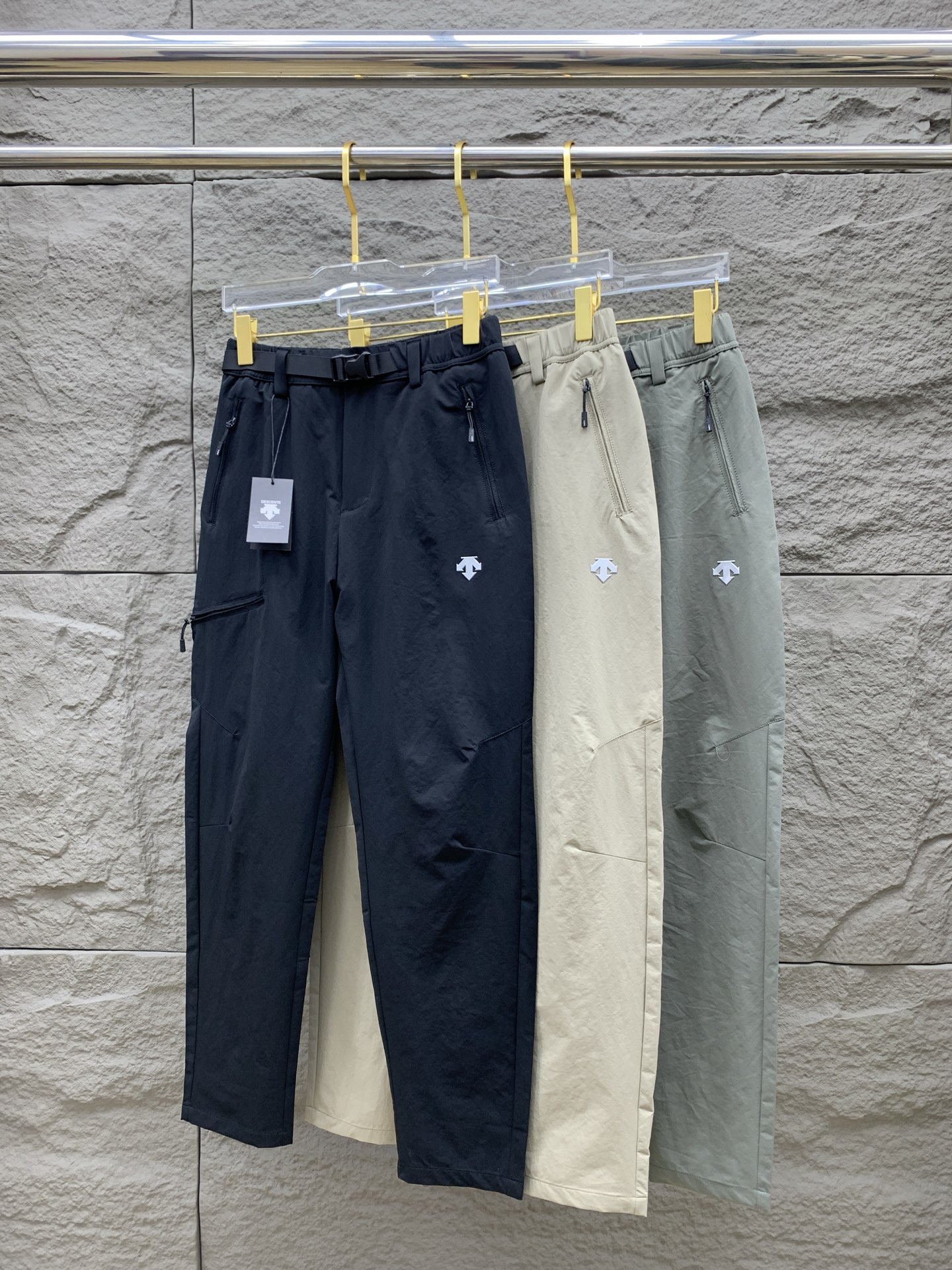 NO:134548,The Golden Dian DiSant Spring and Summer 25ss casual pants in the Golden Dian are reappearing, the original customized high-quality fashionable casual pants. Super versatile style. Exclusive custom fabric, quite wide and stylish, close and comfortable. The latest hardware and accessories of the original custom counter. Super beautiful style, the upper body makes the legs look slender, the inner and the wiring are impeccable. You can attend any occasion. Once again, it is emphasized that the fabric is very, very classy! Code number M-3xL, alexander wang19860909迪桑特家春夏25ss休闲裤金典再次出现,原单订制高品质时尚休闲裤.超级百搭款.独家定制面料,挺阔有型,贴身舒适.原版定制专柜最新五金辅料.超靓版型、上身显腿修长,內里,走线都无可挑剔,任何场合都可出席,再次强调面料非常非常显档次！码数 M-3xL,,alexander wang,Men's clothing