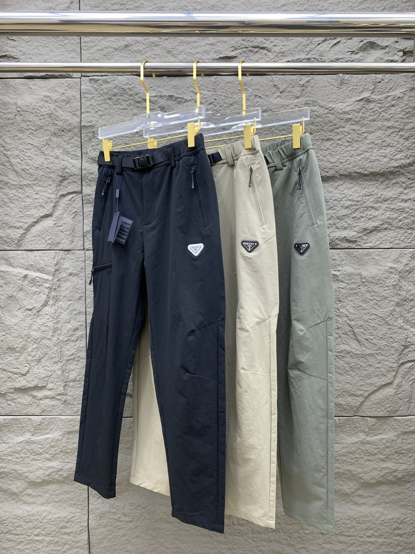 NO:511038,Pujia Spring and Summer 25ss casual pants gold dial appears again, the original customized high-quality fashionable casual pants. Super versatile style. Exclusive customized fabric, quite wide and stylish, close and comfortable. The latest hardware and accessories of the original customized counter. Super beautiful style, long legs on the upper body, impeccable inner and lined. You can attend any occasion. Once again, the fabric is very, very classy! Code number M-3xL, prada,alexander wang19860909普家春夏25ss休闲裤金典再次出现,原单订制高品质时尚休闲裤.超级百搭款.独家定制面料,挺阔有型,贴身舒适.原版定制专柜最新五金辅料.超靓版型、上身显腿修长,內里,走线都无可挑剔,任何场合都可出席,再次强调面料非常非常显档次！码数 M-3xL,,prada,alexander wang,Men's clothing