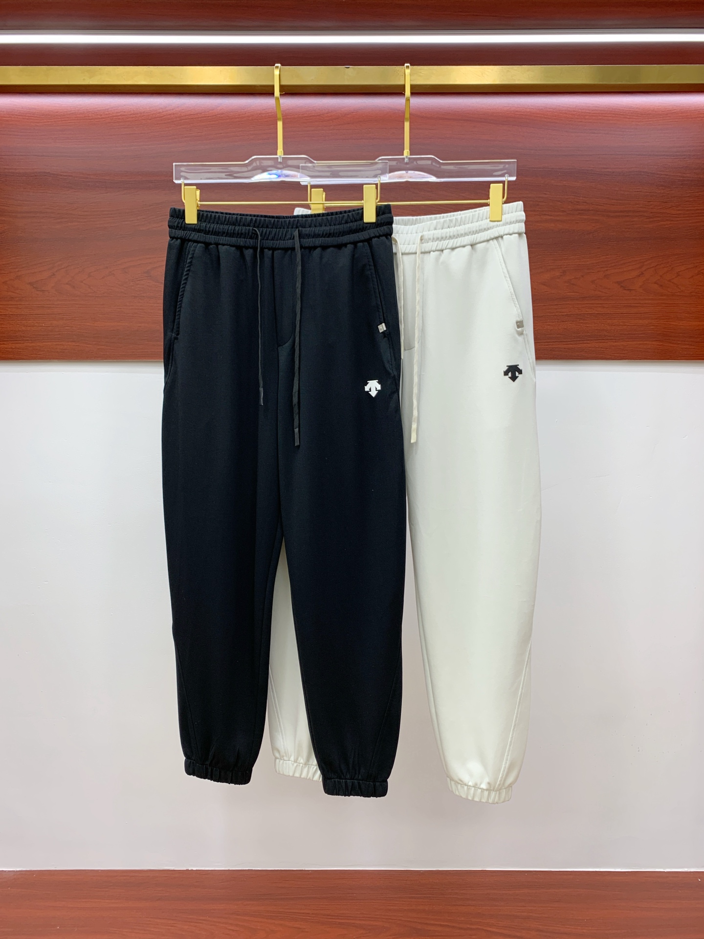 NO:522417,The Golden Dian DiSant Spring and Summer 25ss casual pants in the Golden Dian are reappearing, the original customized high-quality fashionable casual pants are super versatile. Exclusive custom fabric, quite wide and stylish, close and comfortable. The latest hardware and accessories of the original custom counter. Super beautiful style, the upper body makes the legs look slender, the inner and the wiring are impeccable. You can attend any occasion. Once again, it is emphasized that the fabric is very, very classy! Code number M-3xL, alexander wang19860909迪桑特春夏25ss休闲裤金典再次出现,原单订制高品质时尚休闲裤.超级百搭款.独家定制面料,挺阔有型,贴身舒适.原版定制专柜最新五金辅料.超靓版型、上身显腿修长,內里,走线都无可挑剔,任何场合都可出席,再次强调面料非常非常显档次！码数 M-3xL,,alexander wang,Men's clothing