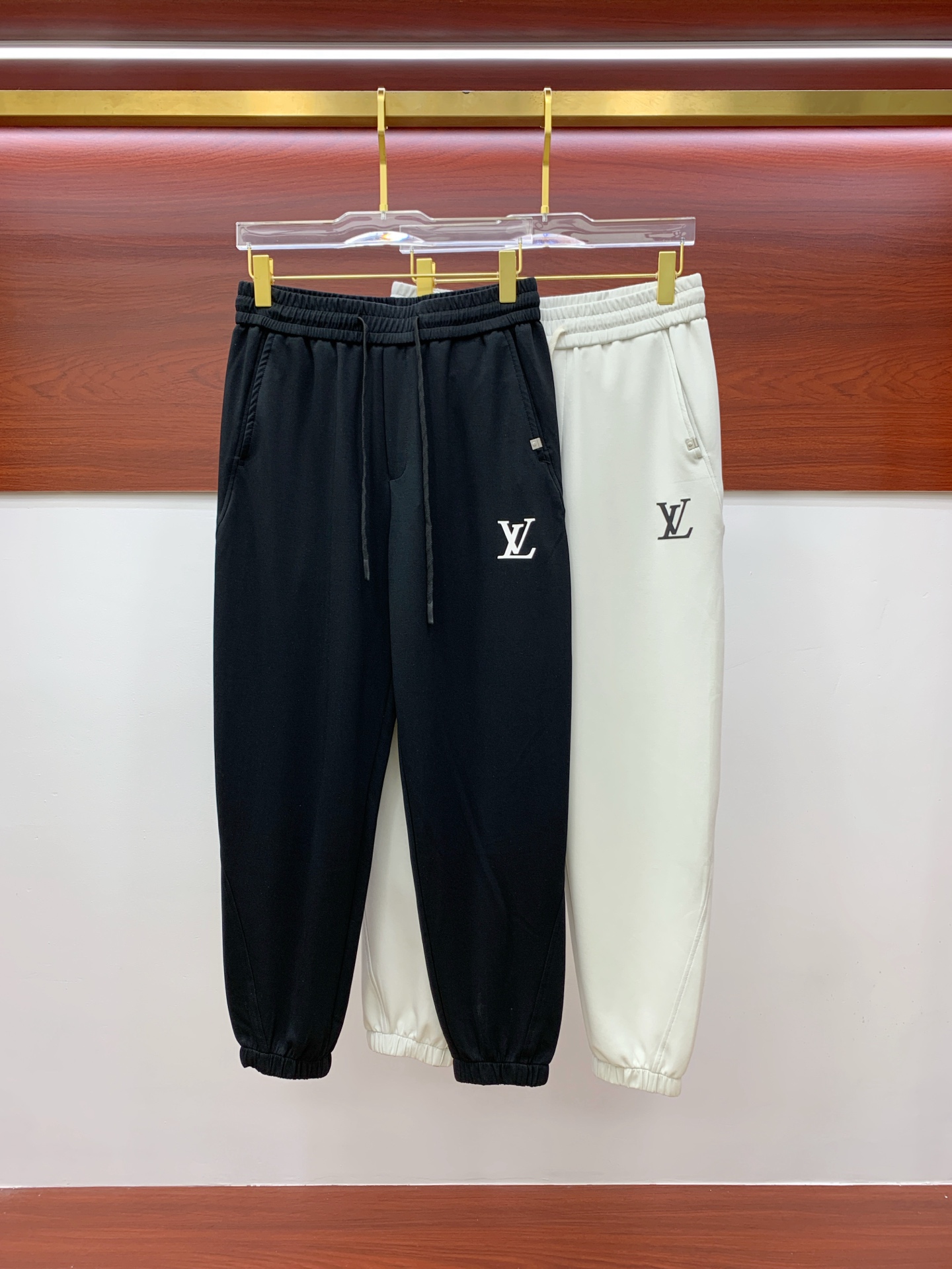 NO:522420,LV spring and summer 25ss casual pants gold dial appears again, the original customized high-quality fashionable casual pants. Super versatile style. Exclusive custom fabric, quite wide and stylish, close and comfortable. The latest hardware and accessories of the original custom counter. Super beautiful style, the upper body makes the legs look slender, the inner and the line is impeccable. You can attend any occasion. Once again, the fabric is very, very classy! Code number M-3xL, louis vuitton,alexander wang19860909LV春夏25ss休闲裤金典再次出现,原单订制高品质时尚休闲裤.超级百搭款.独家定制面料,挺阔有型,贴身舒适.原版定制专柜最新五金辅料.超靓版型、上身显腿修长,內里,走线都无可挑剔,任何场合都可出席,再次强调面料非常非常显档次！码数 M-3xL,,louis vuitton,alexander wang,Men's clothing