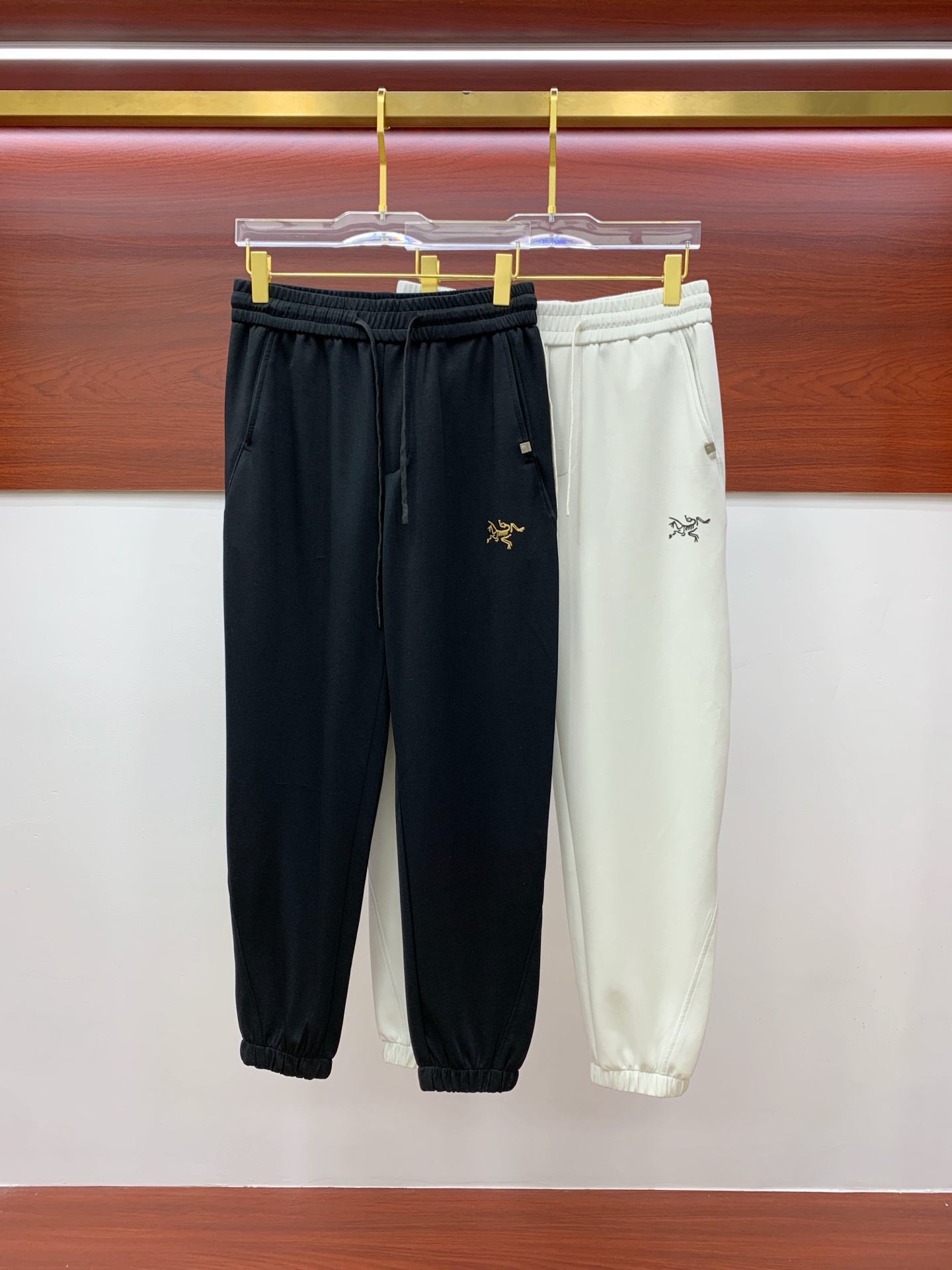 NO:522423,Archaeoptera bird spring and summer 25ss casual pants gold dial appears again, the original customized high-quality fashionable casual pants are super versatile. Exclusive custom fabric, quite wide and stylish, close and comfortable. The latest hardware and accessories of the original custom counter. Super beautiful style, the upper body makes the legs look slender, the inner and the line is impeccable. You can attend any occasion. Once again, the fabric is very, very classy! Code number M-3xL,arc'teryx,alexander wang19860909始祖鸟春夏25ss休闲裤金典再次出现,原单订制高品质时尚休闲裤.超级百搭款.独家定制面料,挺阔有型,贴身舒适.原版定制专柜最新五金辅料.超靓版型、上身显腿修长,內里,走线都无可挑剔,任何场合都可出席,再次强调面料非常非常显档次！码数 M-3xL,arc'teryx,alexander wang,Men's clothing