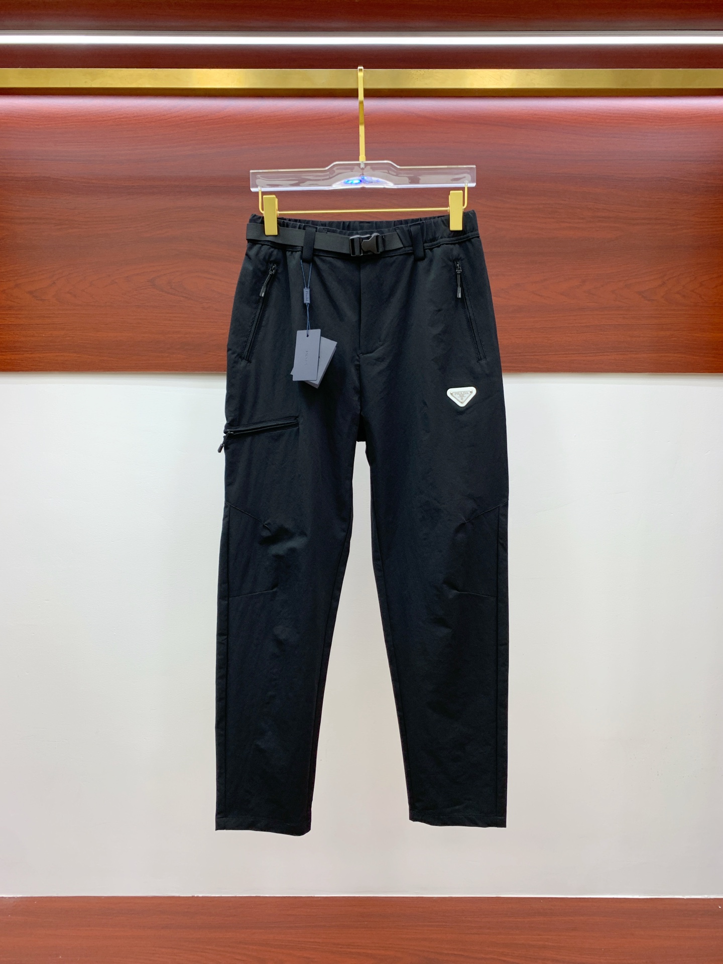 NO:522425,Prada Spring and Summer 25ss casual pants gold dial appears again, the original customized high-quality fashionable casual pants. Super versatile style. Exclusive custom fabric, quite wide and stylish, close and comfortable. The latest hardware and accessories of the original custom counter. Super beautiful style, the upper body makes the legs look slender, the inner and the line is impeccable. You can attend any occasion. Once again, the fabric is very, very classy! Code number M-3xL, prada,alexander wang19860909普拉达春夏25ss休闲裤金典再次出现,原单订制高品质时尚休闲裤.超级百搭款.独家定制面料,挺阔有型,贴身舒适.原版定制专柜最新五金辅料.超靓版型、上身显腿修长,內里,走线都无可挑剔,任何场合都可出席,再次强调面料非常非常显档次！码数 M-3xL,,prada,alexander wang,Men's clothing