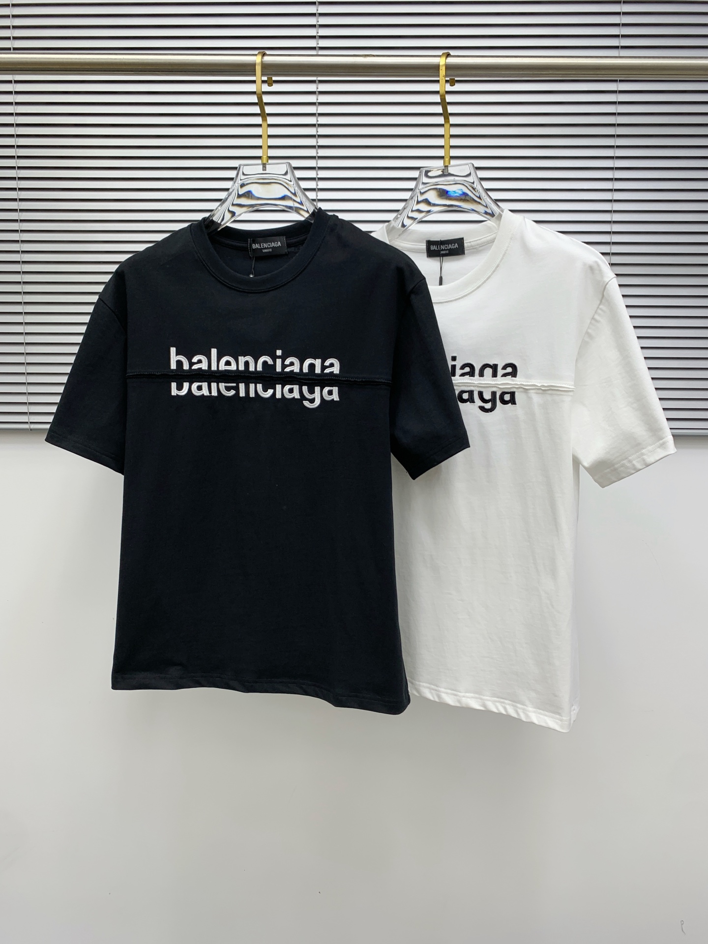 NO:137424,(The market has a counterfeit version and accurate craftsmanship and fabrics) 25ss Paris home cotton latest fabric (highest version) letter ABL heavy industry patch embroidery craftsmanship on the chest!  Classic logo pattern logo stylish simple trendy short sleeves, the top quality counter original single short sleeves, the top-level production process imported fabric, the unique design of the counter model, using imported high-end customized fabrics. The official website is on sale!  Excellent fabric fit, size..Black and white M-3XL,,balenciaga,T-shirt,alexander wang19860909（市场有仿版认准工艺和面料） 25ss巴黎家纯棉最新面料（最高版本）胸前字母ABL重工贴布刺绣工艺！经典标识图案logo时尚简约潮流短袖,最顶级的品质专柜原单短袖,顶级制作工艺进口面料,专柜款独特设计,采用进口高端订制面料.官网在售！面料版型超赞 码数..黑白色 M-3XL,,balenciaga,T-shirt,alexander wang,Men's clothing