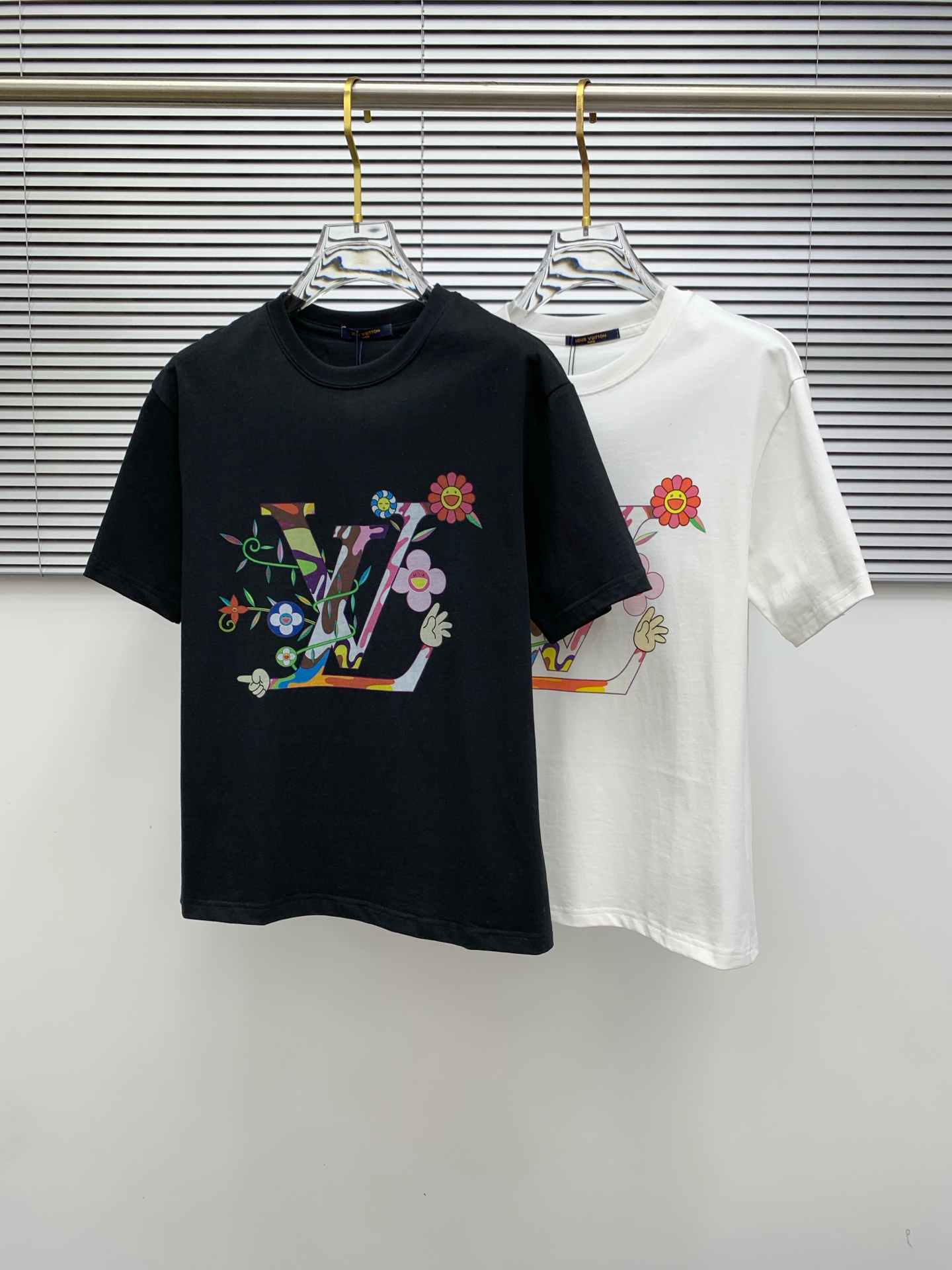 NO:137428,(The market has a counterfeit version and accurate craftsmanship and fabrics) 25ss Donkey Cotton’s latest fabric (highest version) LV direct spraying technology on the chest!  Classic logo pattern logo stylish simple trendy short sleeves, the top quality counter original single short sleeves, the top-level production process imported fabric, the unique design of the counter model, using imported high-end customized fabrics. The official website is on sale!  Fabric style, size..Black and white M-3XL,,louis vuitton,louis vuitton,louis vuitton,t-shirt,alexander wang19860909（市场有仿版认准工艺和面料） 25ss驴家纯棉最新面料（最高版本）胸前LV直喷工艺！经典标识图案logo时尚简约潮流短袖,最顶级的品质专柜原单短袖,顶级制作工艺进口面料,专柜款独特设计,采用进口高端订制面料.官网在售！面料版型超赞 码数..黑白色 M-3XL,,louis vuitton,louis vuitton,louis vuitton,T-shirt,alexander wang,Men's clothing