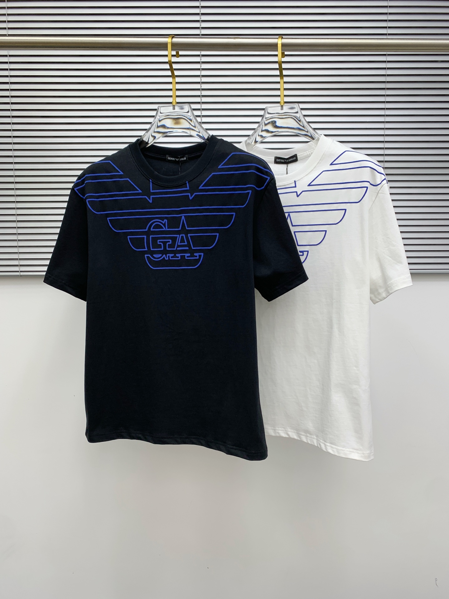 NO:137431,(The market has a counterfeit version and acquiring craftsmanship and fabrics) 25ss Ajia cotton latest fabric (highest version) Chest GA Armani logo letter flocking process!  Classic logo pattern logo stylish simple trendy short sleeves, the top quality counter original single short sleeves, the top-level production process imported fabric, the unique design of the counter model, using imported high-end customized fabrics. The official website is on sale!  Fabric style, size..Black and white M-3XL,,armani,armani,T-shirt,alexander wang19860909（市场有仿版认准工艺和面料） 25ss阿家纯棉最新面料（最高版本）胸前GA阿玛尼标识字母植绒工艺！经典标识图案logo时尚简约潮流短袖,最顶级的品质专柜原单短袖,顶级制作工艺进口面料,专柜款独特设计,采用进口高端订制面料.官网在售！面料版型超赞 码数..黑白色 M-3XL,,armani,armani,T-shirt,alexander wang,Men's clothing