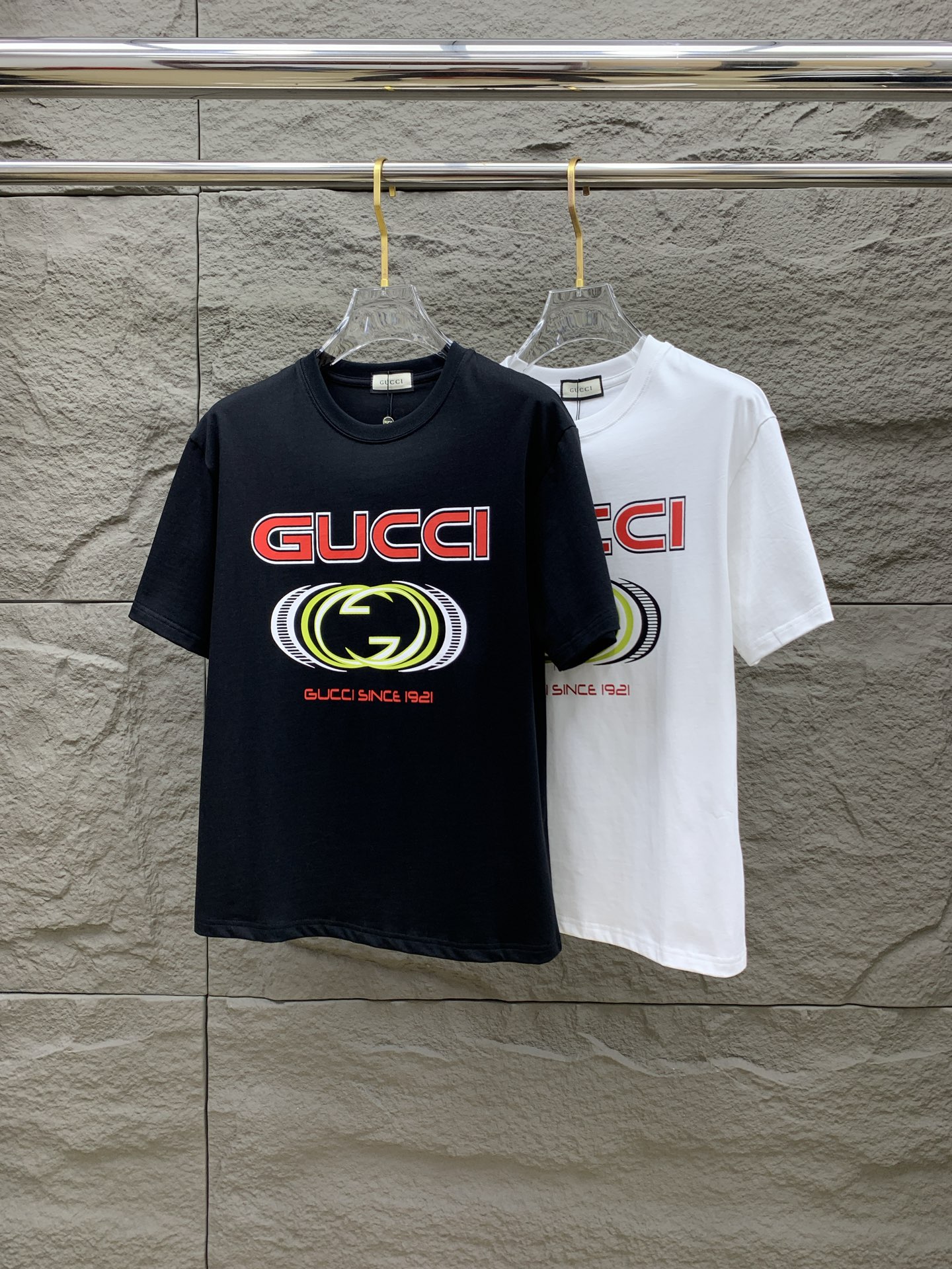 NO:420071,Price adjustment. Price adjustment (the market has imitation version and accurate craftsmanship and fabrics) 25ss Gucci pure cotton latest fabric (highest version) classic logo pattern logo fashionable simple trendy short sleeves, the top quality counter original single short sleeves, the top production process imported fabric, the counter model is uniquely designed, using imported high-end customized fabrics. The official website is on sale!  Excellent fabric pattern, size..Black and white M-3XL, gucci, T-shirt, alexander wang19860909调价.调价（市场有仿版认准工艺和面料） 25ss古驰纯棉最新面料（最高版本）经典标识图案logo时尚简约潮流短袖,最顶级的品质专柜原单短袖,顶级制作工艺进口面料,专柜款独特设计,采用进口高端订制面料.官网在售！面料版型超赞 码数..黑白色 M-3XL,,gucci,T-shirt,alexander wang,Men's clothing