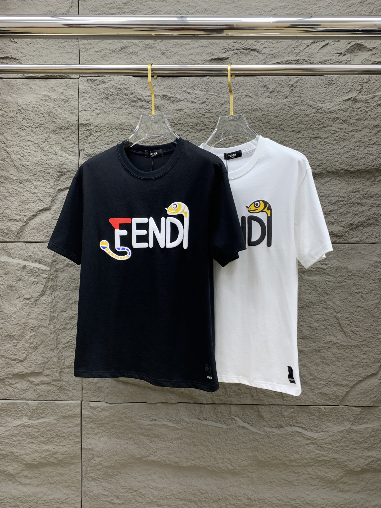 NO:420061,Price adjustment. Price adjustment (the market has imitation version and accurate craftsmanship and fabrics) 25ss Fendi pure cotton latest fabric (highest version) classic logo pattern logo fashionable simple trendy short sleeves, the top quality counter original single short sleeves, the top production process imported fabric, the counter model is uniquely designed, using imported high-end customized fabrics. It is on sale on the official website!  Excellent fabric pattern, size..Black and white M-3XL,,fendi,T-shirt,alexander wang19860909调价.调价（市场有仿版认准工艺和面料） 25ss芬迪纯棉最新面料（最高版本）经典标识图案logo时尚简约潮流短袖,最顶级的品质专柜原单短袖,顶级制作工艺进口面料,专柜款独特设计,采用进口高端订制面料.官网在售！面料版型超赞 码数..黑白色 M-3XL,,fendi,T-shirt,alexander wang,Men's clothing