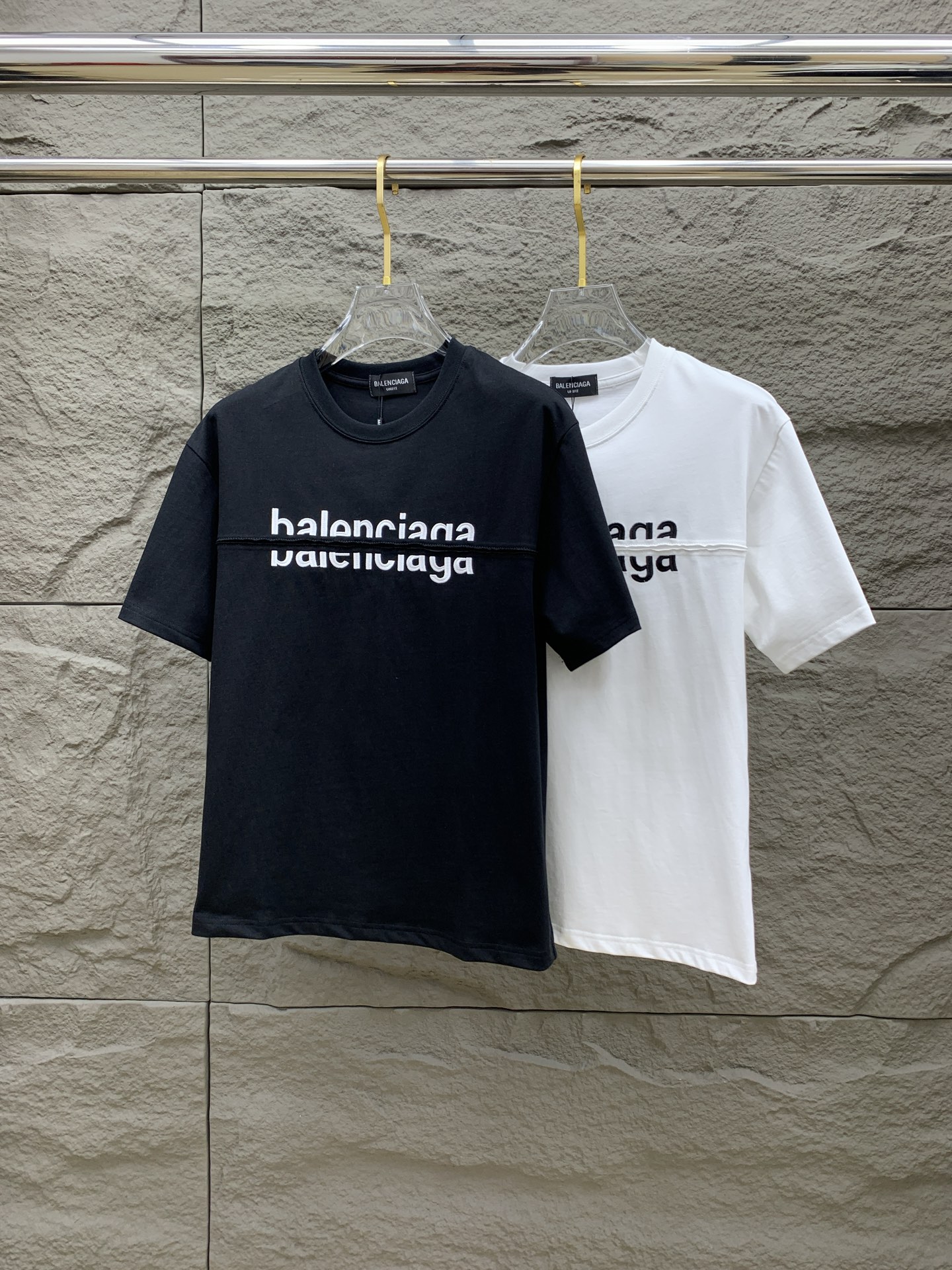 NO:420039,Price adjustment. Price adjustment (the market has imitation version and accurate craftsmanship and fabrics) 25ss Balenciaga pure cotton latest fabric (highest version) classic logo pattern logo fashionable simple trendy short sleeves, the top quality counter original single short sleeves, the top production process imported fabric, the counter model is uniquely designed, using imported high-end customized fabrics. The official website is on sale!  Excellent fabric fit, size..Black and white M-3XL,,balenciaga,T-shirt,alexander wang19860909调价.调价（市场有仿版认准工艺和面料） 25ss巴黎世家纯棉最新面料（最高版本）经典标识图案logo时尚简约潮流短袖,最顶级的品质专柜原单短袖,顶级制作工艺进口面料,专柜款独特设计,采用进口高端订制面料.官网在售！面料版型超赞 码数..黑白色 M-3XL,,balenciaga,T-shirt,alexander wang,Men's clothing