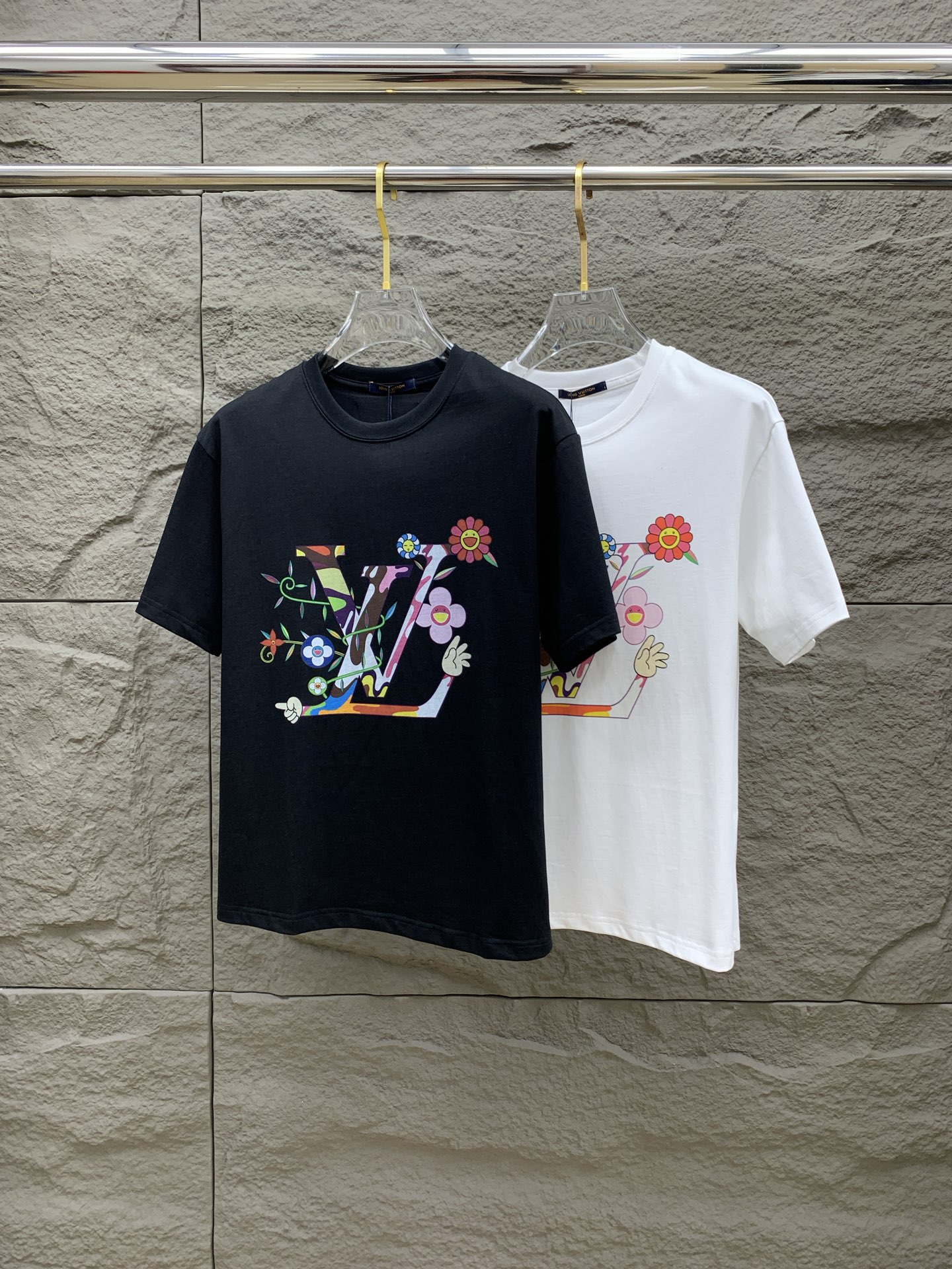 NO:420049,Price adjustment. Price adjustment (the market has imitation version and accurate craftsmanship and fabrics) 25ssLV pure cotton latest fabric (highest version) classic logo pattern logo fashionable simple trendy short sleeves, the top quality counter original single short sleeves, the top production process imported fabric, the counter model is uniquely designed, using imported high-end customized fabrics. It is on sale on the official website!  Excellent fabric size..Black and white M-3XL,,louis vuitton,T-shirt,alexander wang19860909调价.调价（市场有仿版认准工艺和面料） 25ssLV纯棉最新面料（最高版本）经典标识图案logo时尚简约潮流短袖,最顶级的品质专柜原单短袖,顶级制作工艺进口面料,专柜款独特设计,采用进口高端订制面料.官网在售！面料版型超赞 码数..黑白色 M-3XL,,louis vuitton,T-shirt,alexander wang,Men's clothing