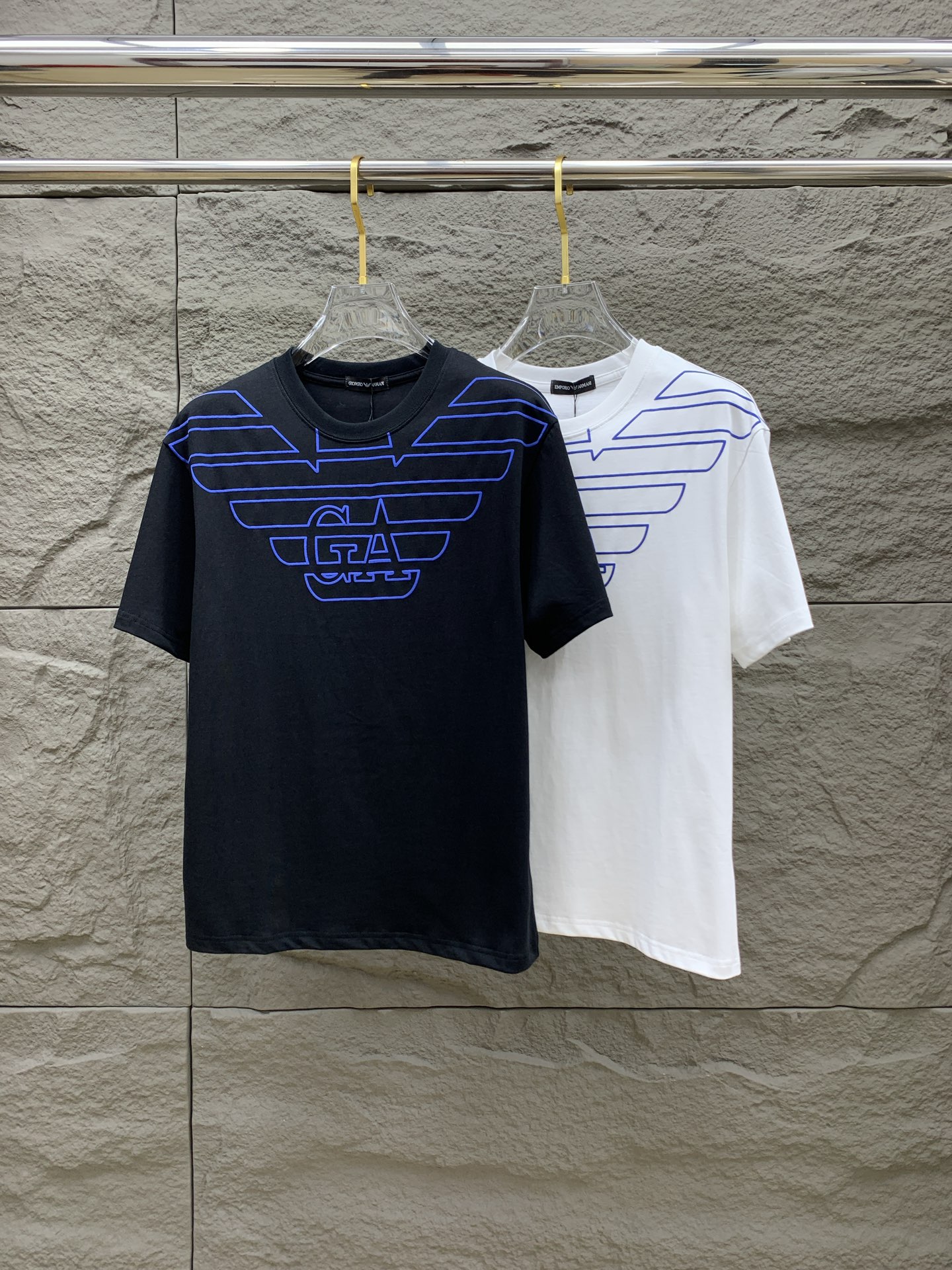 NO:420030,Price adjustment. Price adjustment (the market has imitation version and accurate craftsmanship and fabrics) 25ss Armani pure cotton latest fabric (highest version) classic logo pattern logo fashionable simple trendy short sleeves, the top quality counter original single short sleeves, the top production process imported fabric, the counter model is uniquely designed, using imported high-end customized fabrics. The official website is on sale!  Excellent fabric pattern, size..Black and white M-3XL,,armani,T-shirt,alexander wang19860909调价.调价（市场有仿版认准工艺和面料） 25ss阿玛尼纯棉最新面料（最高版本）经典标识图案logo时尚简约潮流短袖,最顶级的品质专柜原单短袖,顶级制作工艺进口面料,专柜款独特设计,采用进口高端订制面料.官网在售！面料版型超赞 码数..黑白色 M-3XL,,armani,T-shirt,alexander wang,Men's clothing