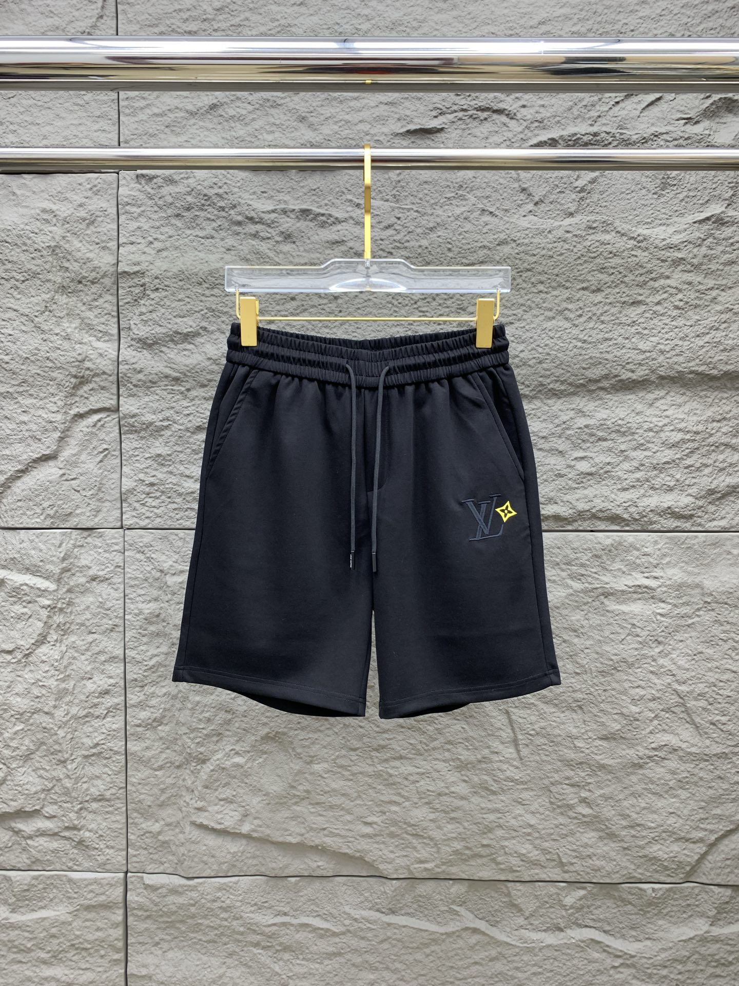 NO:951287,Lv 2026 spring and summer new men's casual shorts. High-end goods, simple, fashionable and elegant. Customized original imported fabrics. Simple, neat and refreshing. Quality workmanship details can withstand any form of inspection. Simple and elegant, versatile style. Elegant and handsome upper body, brand new sense of sight!  The appearance is incomparable, the details are in place, and the upper body is not picky!  Size M-3xL,,louis vuitton,shorts,19860909Lv 2026春夏新款男士休闲短裤 高端货简洁时尚大方 定制原版进口面料 简洁利落又清爽 品质做工细节经得起任何形式检验简约大方百搭款 上身优雅帅气,焕然一新的即视感！品相无敌,细节都很到位,上身不挑人！ 码数M-3xL,,louis vuitton,shorts,,Men's clothing