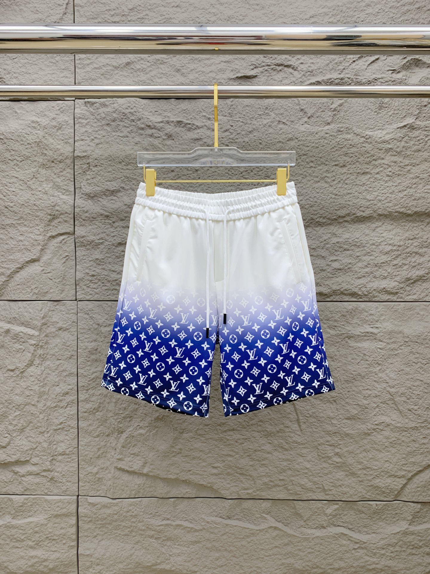 NO:469405,Lv 2025 spring and summer new men's casual shorts, high-end products are simple, fashionable and generous, customized original imported fabrics, simple, neat and refreshing, the quality workmanship details can withstand any form of inspection, simple, generous and versatile, elegant and handsome, and a brand new visual feeling!  He has invincible appearance, excellent details, and is not picky about others!  Code number M-3xL, louis vuitton, shorts, alexander wang19860909Lv 2025春夏新款男士休闲短裤 高端货简洁时尚大方 定制原版进口面料 简洁利落又清爽 品质做工细节经得起任何形式检验简约大方百搭款 上身优雅帅气,焕然一新的即视感！品相无敌,细节都很到位,上身不挑人！ 码数M-3xL,,louis vuitton,shorts,alexander wang,Men's clothing