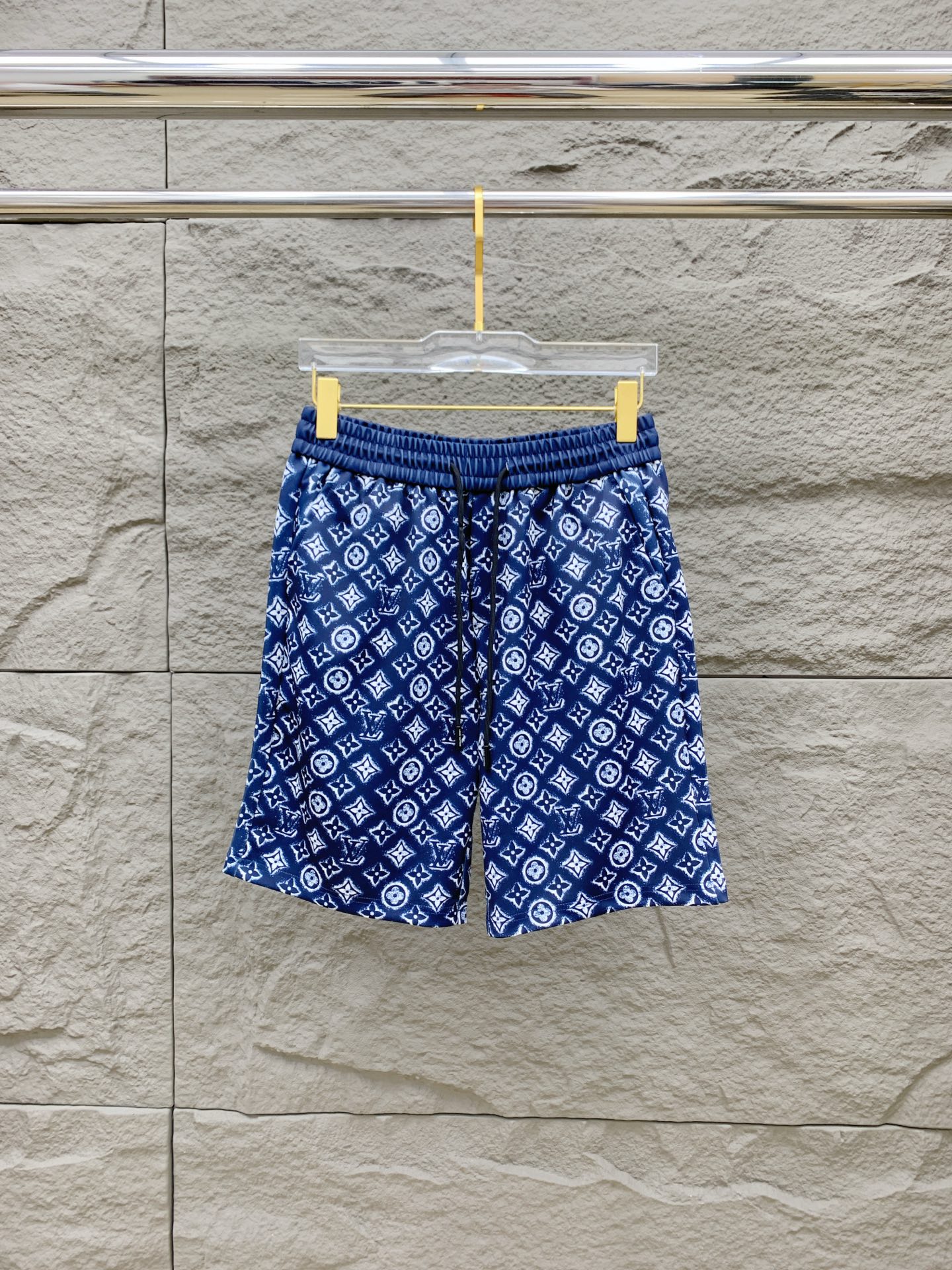 NO:469441,Lv 2025 spring and summer new men's casual shorts, high-end products are simple, fashionable and generous, customized original imported fabrics, simple, neat and refreshing, the quality workmanship details can withstand any form of inspection, simple, generous and versatile, elegant and handsome, and a brand new visual feeling!  He has invincible appearance, excellent details, and is not picky about others!  Code number M-3xL, louis vuitton, shorts, alexander wang19860909Lv 2025春夏新款男士休闲短裤 高端货简洁时尚大方 定制原版进口面料 简洁利落又清爽 品质做工细节经得起任何形式检验简约大方百搭款 上身优雅帅气,焕然一新的即视感！品相无敌,细节都很到位,上身不挑人！ 码数M-3xL,,louis vuitton,shorts,alexander wang,Men's clothing