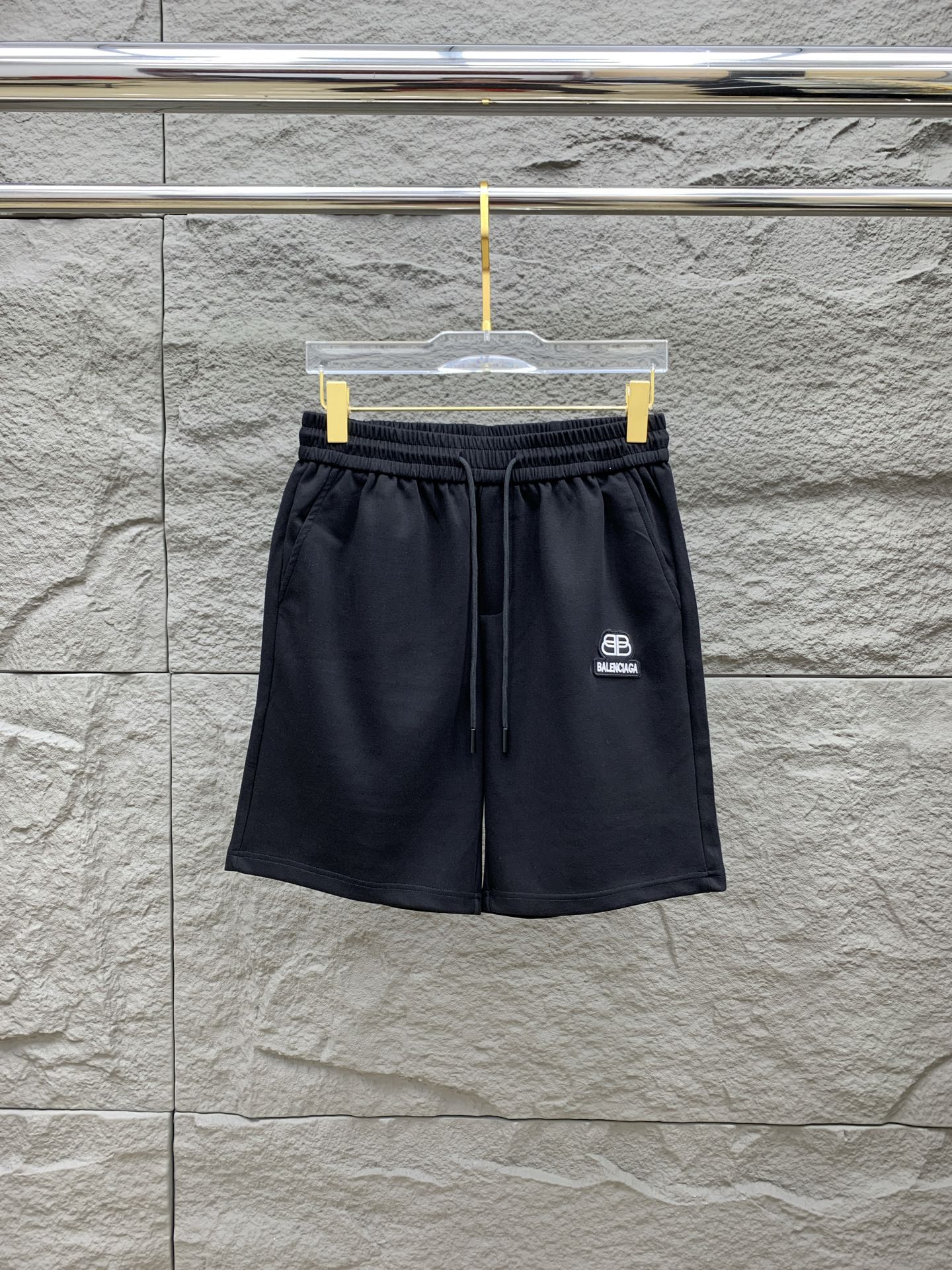 NO:469411,Balenciaga 2025 spring and summer new men's casual shorts, high-end products are simple, fashionable and generous, customized original imported fabrics, simple, neat and refreshing, quality workmanship details can withstand any form of test, simple, generous and versatile, elegant and handsome, with a new visual feeling!  He has invincible appearance, excellent details, and is not picky about others!  Code number M-3xL, balenciaga, shorts, alexander wang19860909巴黎世家 2025春夏新款男士休闲短裤 高端货简洁时尚大方 定制原版进口面料 简洁利落又清爽 品质做工细节经得起任何形式检验简约大方百搭款 上身优雅帅气,焕然一新的即视感！品相无敌,细节都很到位,上身不挑人！码数M-3xL,,balenciaga,shorts,alexander wang,Men's clothing