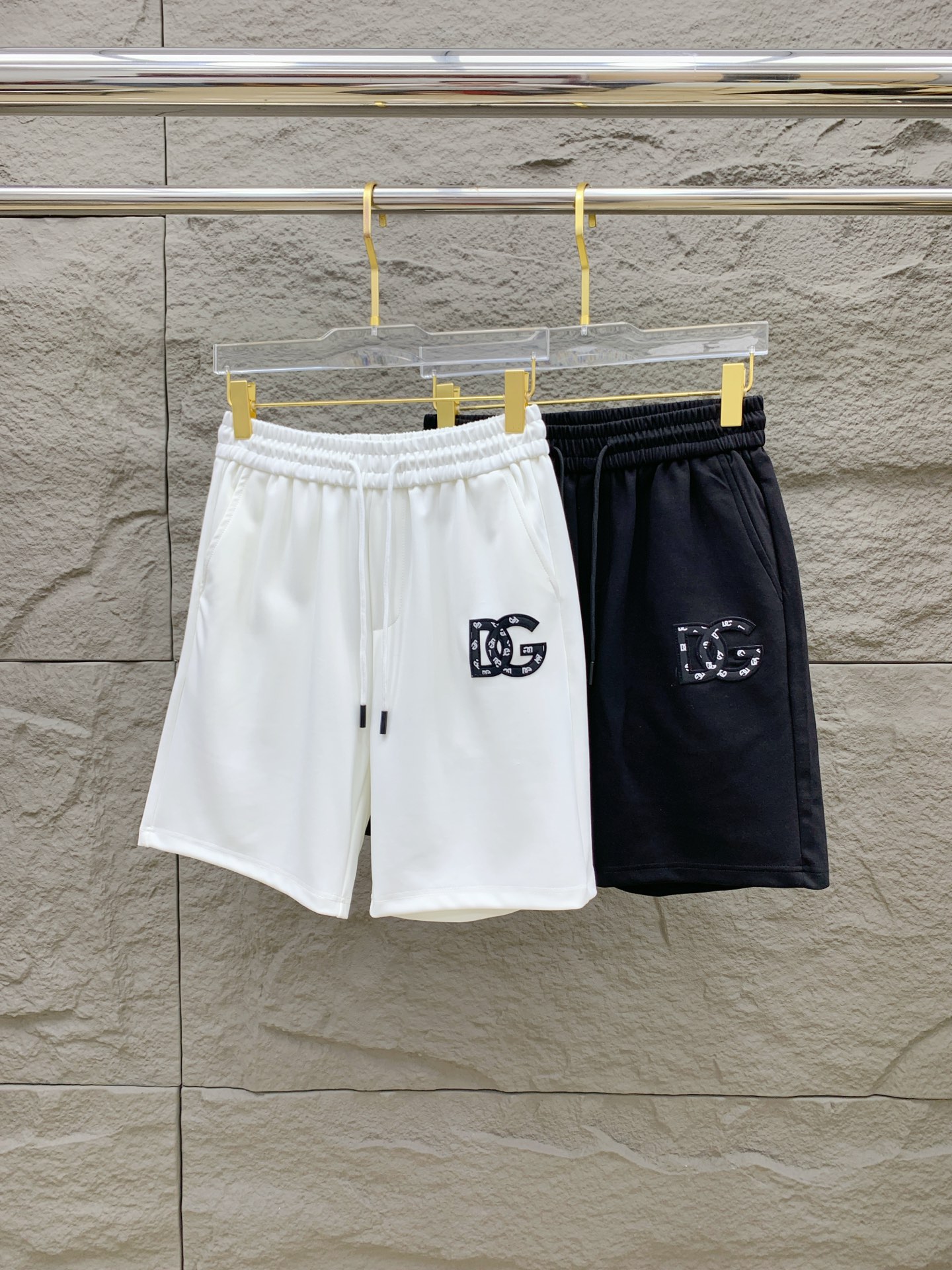 NO:469432,DG 2025 spring and summer new men's casual shorts, high-end products are simple, fashionable and generous, customized original imported fabrics, simple, neat and refreshing, the quality workmanship details can withstand any form of inspection, simple, generous and versatile, elegant and handsome, and a brand new visual feeling!  He has invincible appearance, excellent details, and is not picky about others!  Code number M-3xL, shorts, alexander wang19860909DG 2025春夏新款男士休闲短裤 高端货简洁时尚大方 定制原版进口面料 简洁利落又清爽 品质做工细节经得起任何形式检验简约大方百搭款 上身优雅帅气,焕然一新的即视感！品相无敌,细节都很到位,上身不挑人！ 码数M-3xL,,shorts,alexander wang,Men's clothing