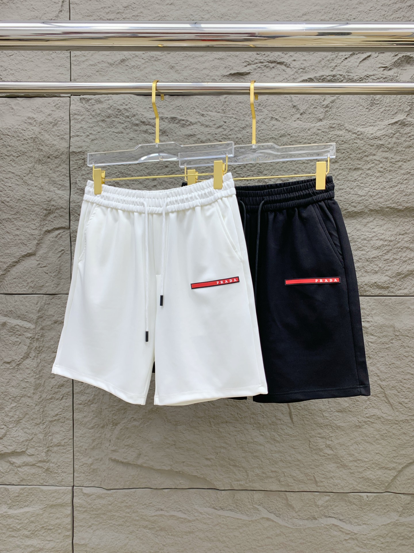 NO:951222,Prada's 2026 spring and summer new men's casual shorts are high-end products that are simple, fashionable and elegant. Customized original imported fabrics are simple, neat and refreshing. The quality workmanship details can withstand any form of inspection. Simple and elegant, versatile style. The upper body is elegant and handsome, giving you a brand new sense of sight!  The appearance is incomparable, the details are in place, and the upper body is not picky!  Size M-3xL,,prada,shorts,19860909普拉达 2026春夏新款男士休闲短裤 高端货简洁时尚大方 定制原版进口面料 简洁利落又清爽 品质做工细节经得起任何形式检验简约大方百搭款 上身优雅帅气,焕然一新的即视感！品相无敌,细节都很到位,上身不挑人！ 码数M-3xL,,prada,shorts,,Men's clothing