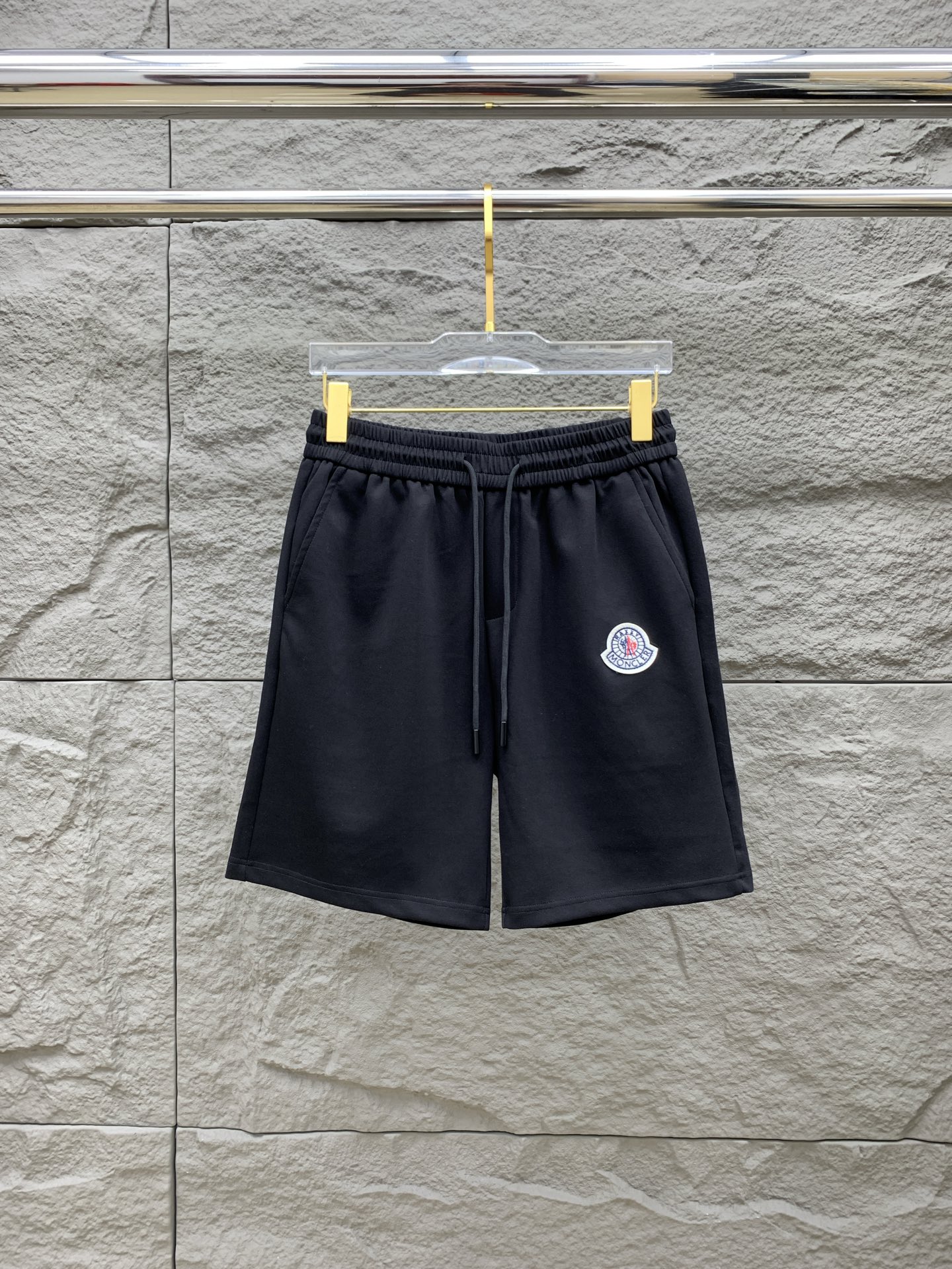 NO:951241,Mengkou 2026 new spring and summer men's casual shorts. High-end goods, simple, fashionable and generous. Customized original imported fabrics. Simple, neat and refreshing. Quality workmanship details can withstand any form of inspection. Simple and generous, versatile style. Elegant and handsome upper body, brand new sense of sight!  The appearance is incomparable, the details are in place, and the upper body is not picky!  Size M-3xL,,Moncler,shorts,19860909蒙口 2026春夏新款男士休闲短裤 高端货简洁时尚大方 定制原版进口面料 简洁利落又清爽 品质做工细节经得起任何形式检验简约大方百搭款 上身优雅帅气,焕然一新的即视感！品相无敌,细节都很到位,上身不挑人！ 码数M-3xL,,Moncler,shorts,,Men's clothing