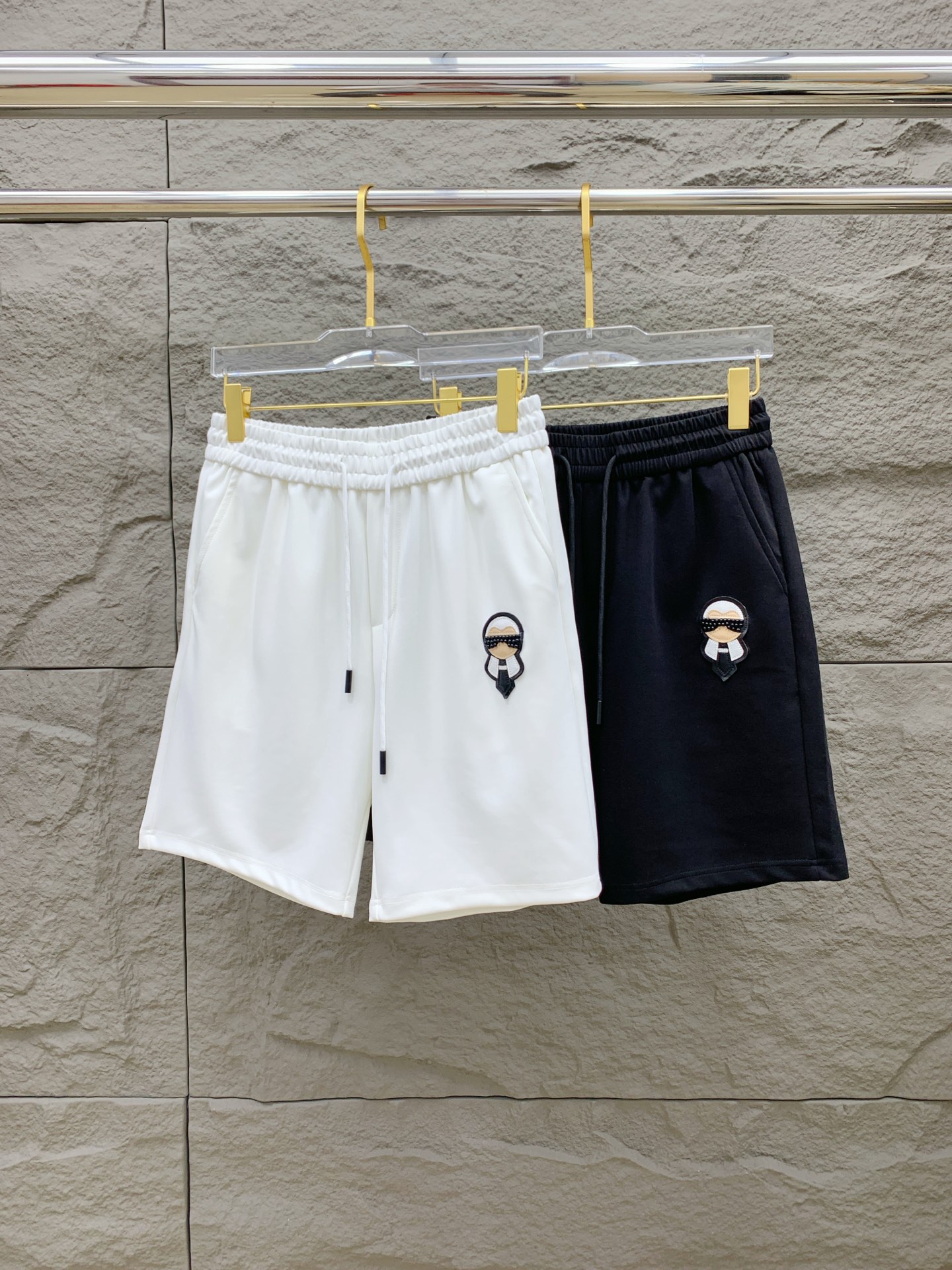 NO:951267,Fendi 2026 spring and summer new men's casual shorts. High-end goods, simple, fashionable and elegant. Customized original imported fabrics. Simple, neat and refreshing. Quality workmanship details can withstand any form of inspection. Simple and elegant, versatile style. The upper body is elegant and handsome, giving you a brand new sense of sight!  The appearance is incomparable, the details are in place, and the upper body is not picky!  Size M-3xL,,fendi,shorts,19860909芬迪 2026春夏新款男士休闲短裤 高端货简洁时尚大方 定制原版进口面料 简洁利落又清爽 品质做工细节经得起任何形式检验简约大方百搭款 上身优雅帅气,焕然一新的即视感！品相无敌,细节都很到位,上身不挑人！ 码数M-3xL,,fendi,shorts,,Men's clothing