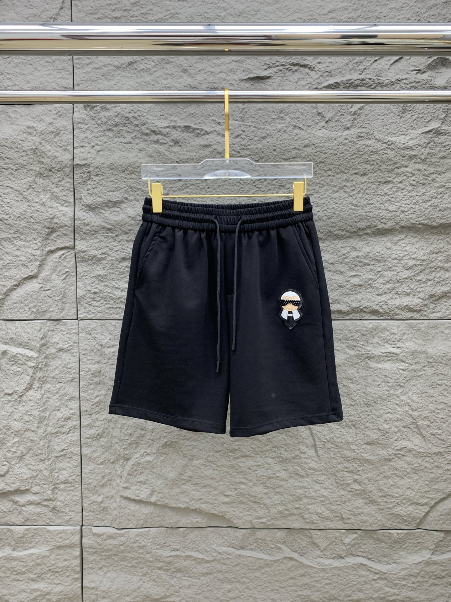 NO:469445,Fendi 2025 spring and summer new men's casual shorts, high-end products are simple, fashionable and generous, customized original imported fabrics, simple, neat and refreshing, the quality workmanship details can withstand any form of inspection, simple, generous and versatile, elegant and handsome, and a brand new visual feeling!  He has invincible appearance, excellent details, and is not picky about others!  Code number M-3xL, fendi, shorts, alexander wang19860909芬迪 2025春夏新款男士休闲短裤 高端货简洁时尚大方 定制原版进口面料 简洁利落又清爽 品质做工细节经得起任何形式检验简约大方百搭款 上身优雅帅气,焕然一新的即视感！品相无敌,细节都很到位,上身不挑人！ 码数M-3xL,,fendi,shorts,alexander wang,Men's clothing