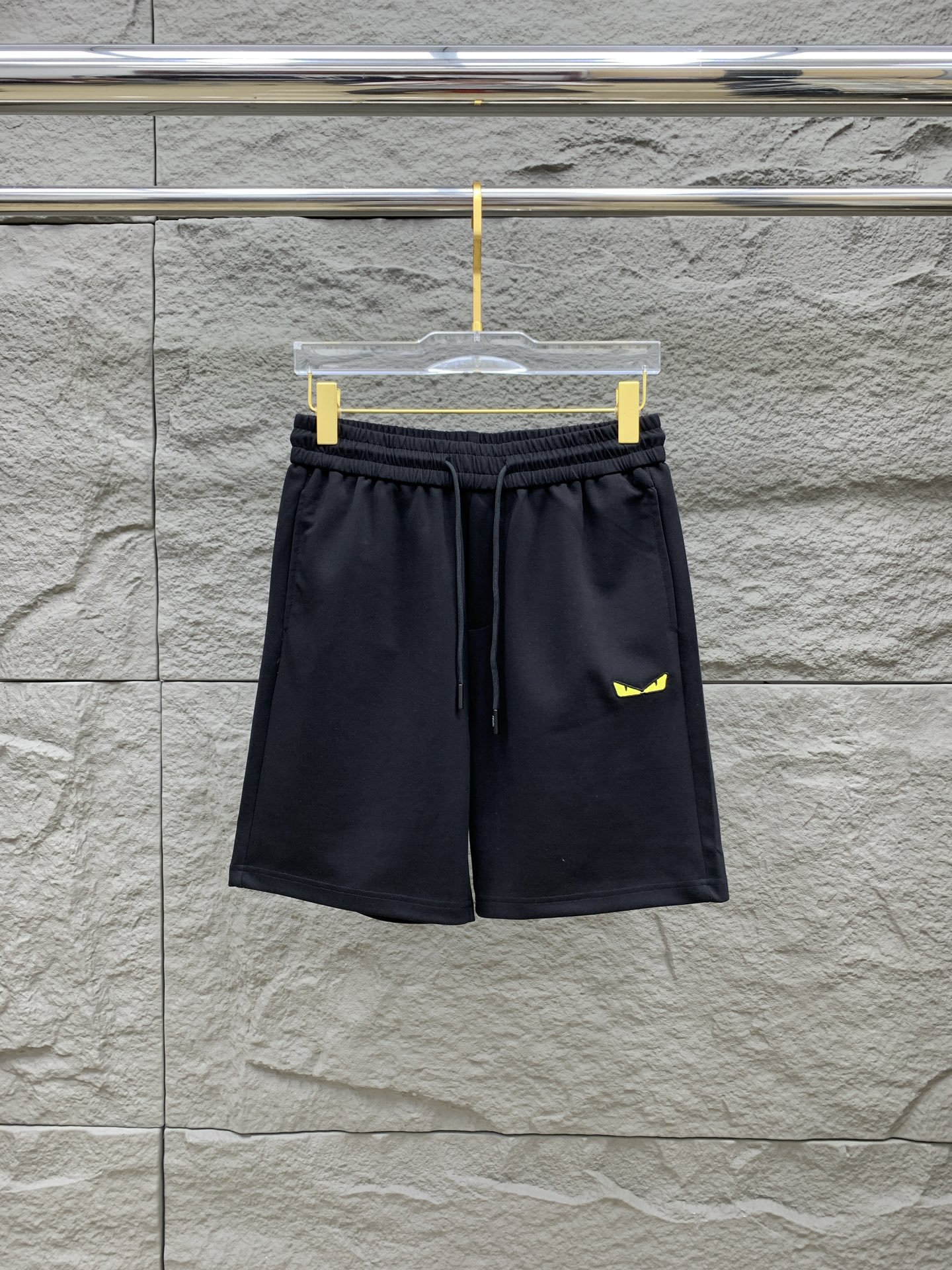 NO:469418,Fendi 2025 spring and summer new men's casual shorts, high-end products are simple, fashionable and generous, customized original imported fabrics, simple, neat and refreshing, the quality workmanship details can withstand any form of inspection, simple, generous and versatile, elegant and handsome, and a brand new visual feeling!  He has invincible appearance, very detailed details, and he is not picky about others!  Code number M-3xL, fendi, shorts, alexander wang19860909芬迪 2025春夏新款男士休闲短裤 高端货简洁时尚大方 定制原版进口面料 简洁利落又清爽 品质做工细节经得起任何形式检验简约大方百搭款 上身优雅帅气,焕然一新的即视感！品相无敌,细节都很到位,上身不挑人！ 码数M-3xL,,fendi,shorts,alexander wang,Men's clothing