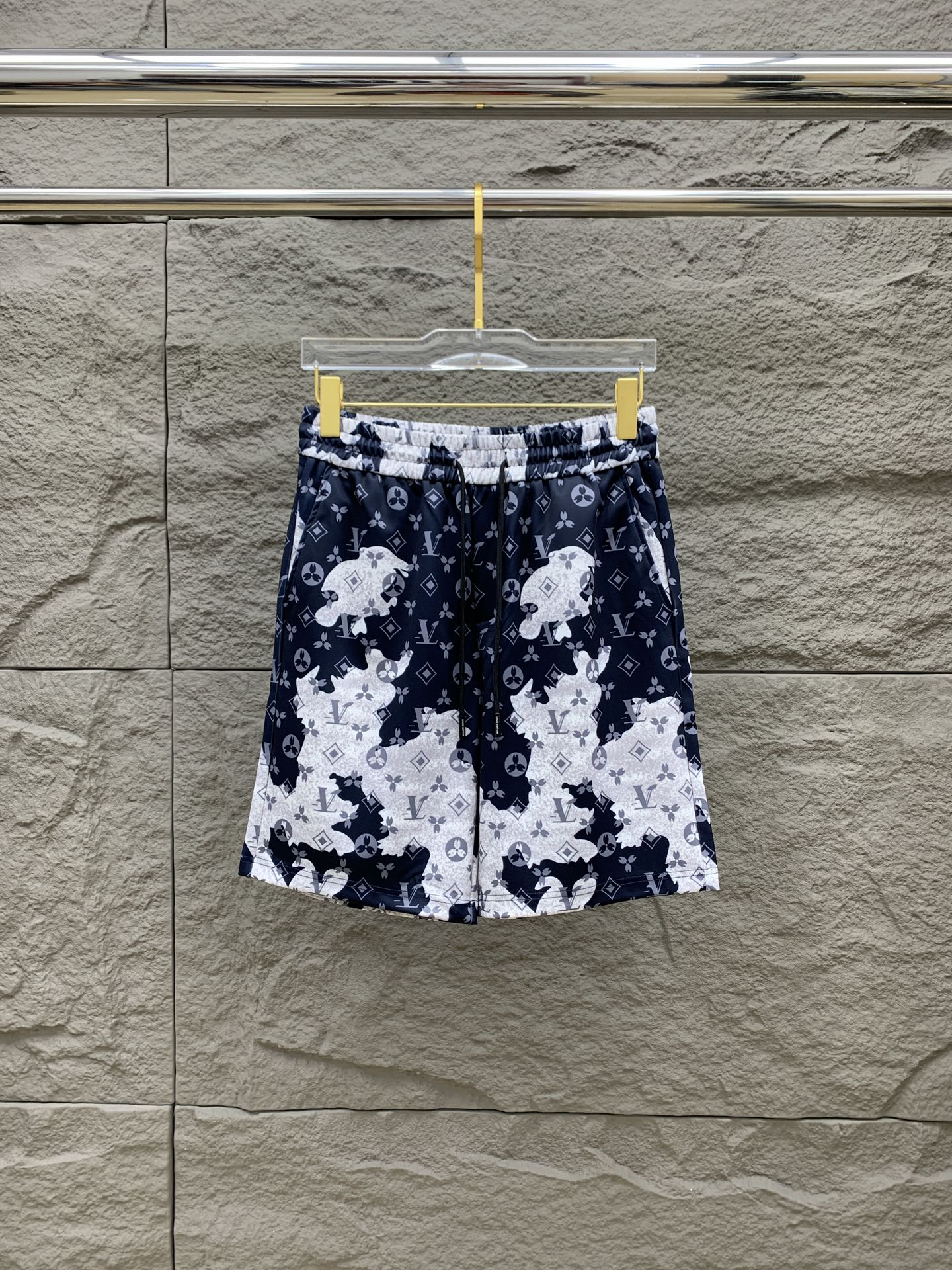 NO:469393,Lv 2025 spring and summer new men's casual shorts, high-end products are simple, fashionable and generous, customized original imported fabrics, simple, neat and refreshing, the quality workmanship details can withstand any form of inspection, simple, generous and versatile, elegant and handsome, and a brand new visual feeling!  He has invincible appearance, excellent details, and is not picky about others!  Code number M-3xL, louis vuitton, shorts, alexander wang19860909Lv 2025春夏新款男士休闲短裤 高端货简洁时尚大方 定制原版进口面料 简洁利落又清爽 品质做工细节经得起任何形式检验简约大方百搭款 上身优雅帅气,焕然一新的即视感！品相无敌,细节都很到位,上身不挑人！ 码数M-3xL,,louis vuitton,shorts,alexander wang,Men's clothing