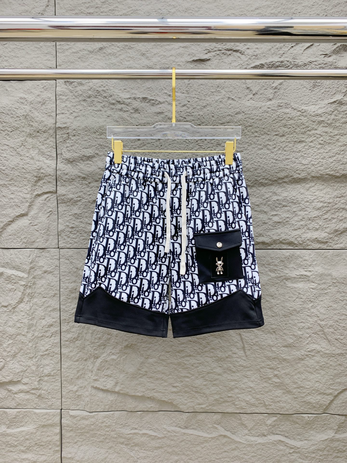 NO:469453,Dior 2025 spring and summer new men's casual shorts, high-end products are simple, fashionable and generous, customized original imported fabrics, simple, neat and refreshing, the quality workmanship details can withstand any form of test, simple, generous and versatile, elegant and handsome, and a brand new visual feeling!  He has invincible appearance, excellent details, and is not picky about others!  Code number M-3xL, dior, shorts, alexander wang19860909迪奥 2025春夏新款男士休闲短裤 高端货简洁时尚大方 定制原版进口面料 简洁利落又清爽 品质做工细节经得起任何形式检验简约大方百搭款 上身优雅帅气,焕然一新的即视感！品相无敌,细节都很到位,上身不挑人！ 码数M-3xL,,dior,shorts,alexander wang,Men's clothing