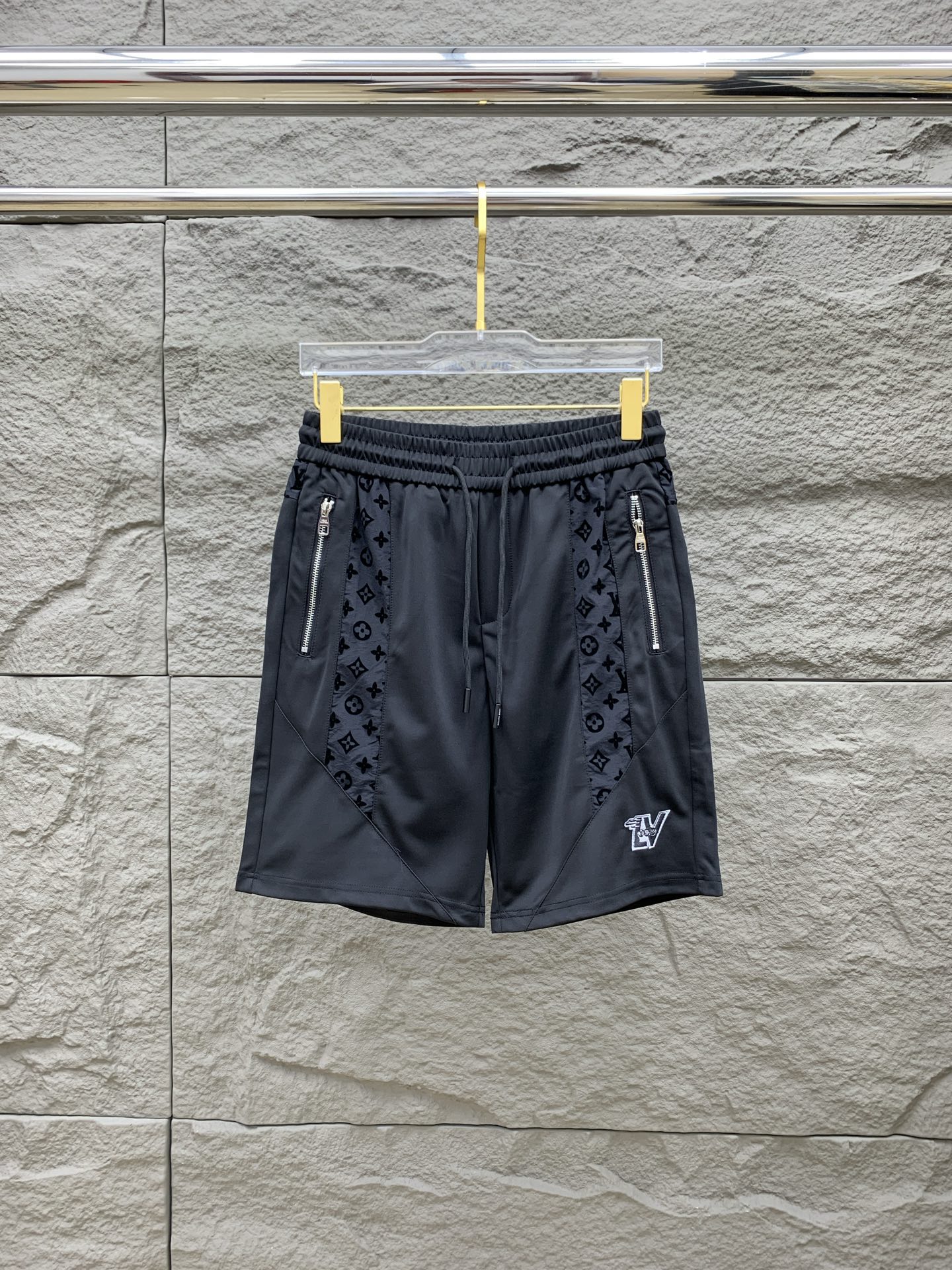 NO:469424,Lv 2025 spring and summer new men's casual shorts, high-end products are simple, fashionable and generous, customized original imported fabrics, simple, neat and refreshing, the quality workmanship details can withstand any form of inspection, simple, generous and versatile, elegant and handsome, and a brand new visual feeling!  He has invincible appearance, excellent details, and is not picky about others!  Code number M-3xL, louis vuitton, shorts, alexander wang19860909Lv 2025春夏新款男士休闲短裤 高端货简洁时尚大方 定制原版进口面料 简洁利落又清爽 品质做工细节经得起任何形式检验简约大方百搭款 上身优雅帅气,焕然一新的即视感！品相无敌,细节都很到位,上身不挑人！ 码数M-3xL,,louis vuitton,shorts,alexander wang,Men's clothing