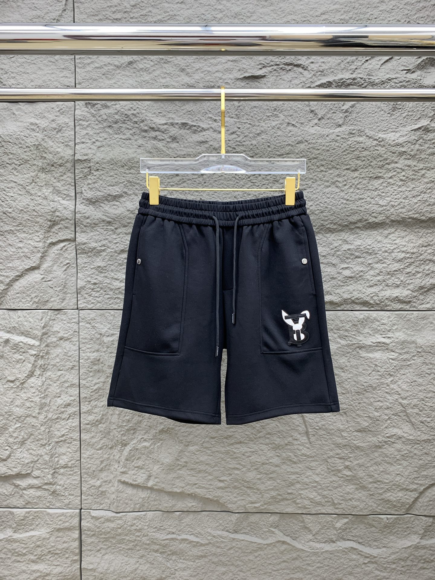 NO:951199,Burberry's new 2026 spring and summer men's casual shorts are high-end products that are simple, fashionable and elegant. Customized original imported fabrics are simple, neat and refreshing. The quality workmanship details can withstand any form of inspection. Simple and generous, versatile style. The upper body is elegant and handsome, giving you a brand new sense of sight!  The appearance is incomparable, the details are in place, and the upper body is not picky!  Size M-3xL,,burberry,shorts,19860909巴宝莉 2026春夏新款男士休闲短裤 高端货简洁时尚大方 定制原版进口面料 简洁利落又清爽 品质做工细节经得起任何形式检验简约大方百搭款 上身优雅帅气,焕然一新的即视感！品相无敌,细节都很到位,上身不挑人！ 码数M-3xL,,burberry,shorts,,Men's clothing