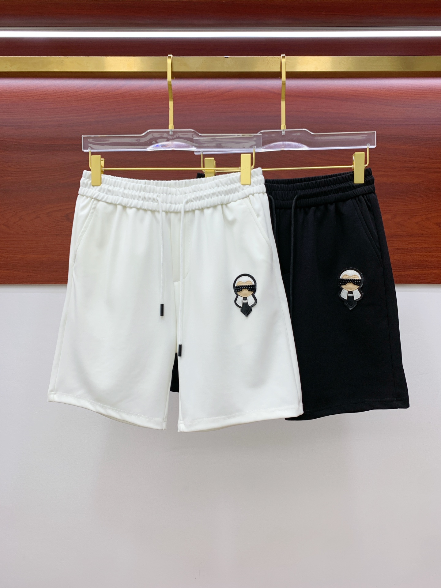 NO:857971,Fendi 2026 spring and summer new men's casual shorts. High-end goods, simple, fashionable and elegant. Customized original imported fabrics. Simple, neat and refreshing. Quality workmanship details can withstand any form of inspection. Simple and elegant, versatile style. Elegant and handsome upper body, brand new sense of sight!  The appearance is incomparable, the details are in place, and the upper body is not picky!  Size M-3xL,,fendi,shorts,19860909芬迪 2026春夏新款男士休闲短裤 高端货简洁时尚大方 定制原版进口面料 简洁利落又清爽 品质做工细节经得起任何形式检验简约大方百搭款 上身优雅帅气,焕然一新的即视感！品相无敌,细节都很到位,上身不挑人！ 码数M-3xL,,fendi,shorts,,Men's clothing