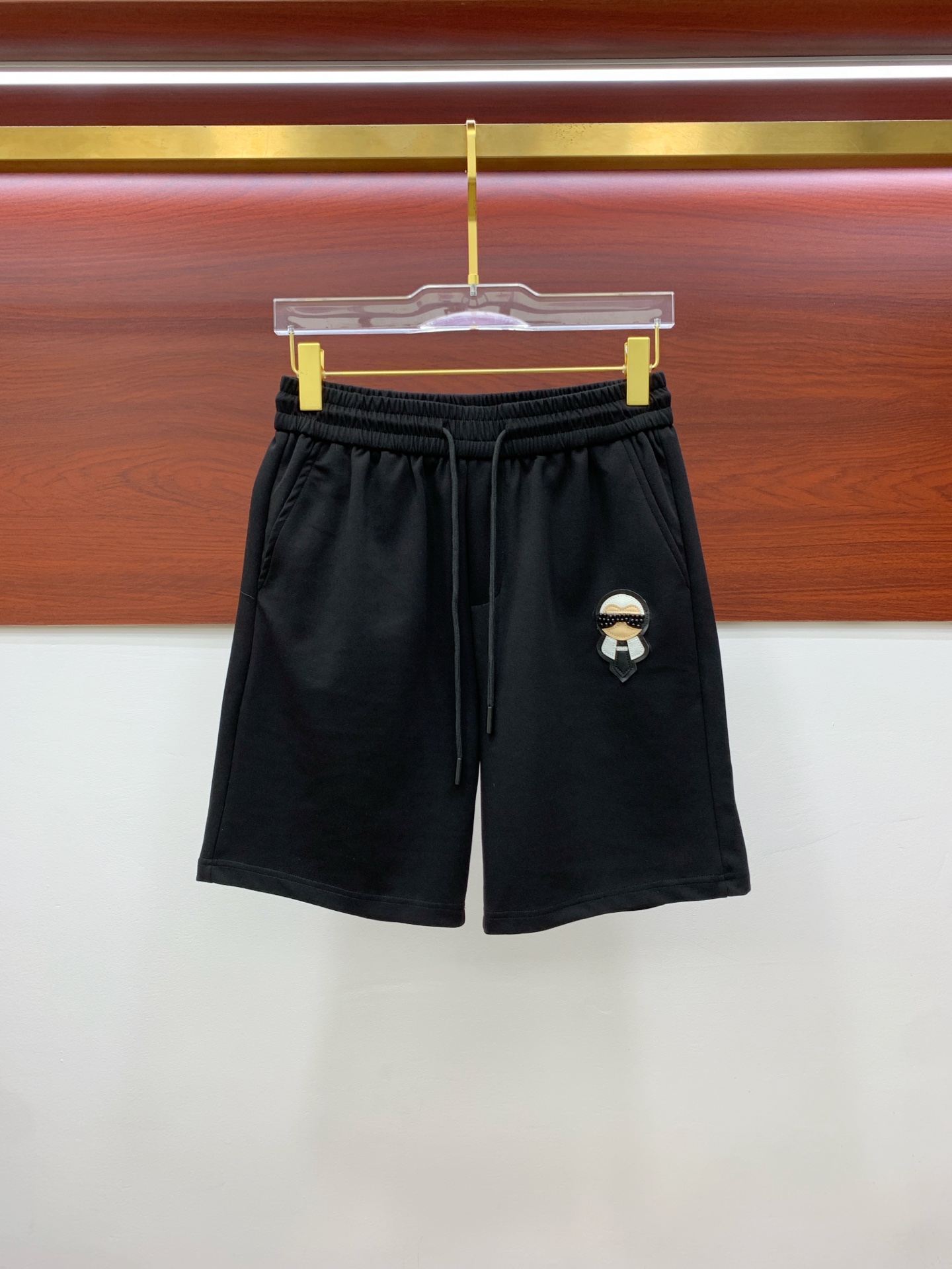 NO:857959,Fendi 2026 spring and summer new men's casual shorts. High-end goods, simple, fashionable and elegant. Customized original imported fabrics. Simple, neat and refreshing. Quality workmanship details can withstand any form of inspection. Simple and elegant, versatile style. Elegant and handsome upper body, brand new sense of sight!  The appearance is incomparable, the details are in place, and the upper body is not picky!  Size M-3xL,,fendi,shorts,19860909芬迪 2026春夏新款男士休闲短裤 高端货简洁时尚大方 定制原版进口面料 简洁利落又清爽 品质做工细节经得起任何形式检验简约大方百搭款 上身优雅帅气,焕然一新的即视感！品相无敌,细节都很到位,上身不挑人！ 码数M-3xL,,fendi,shorts,,Men's clothing