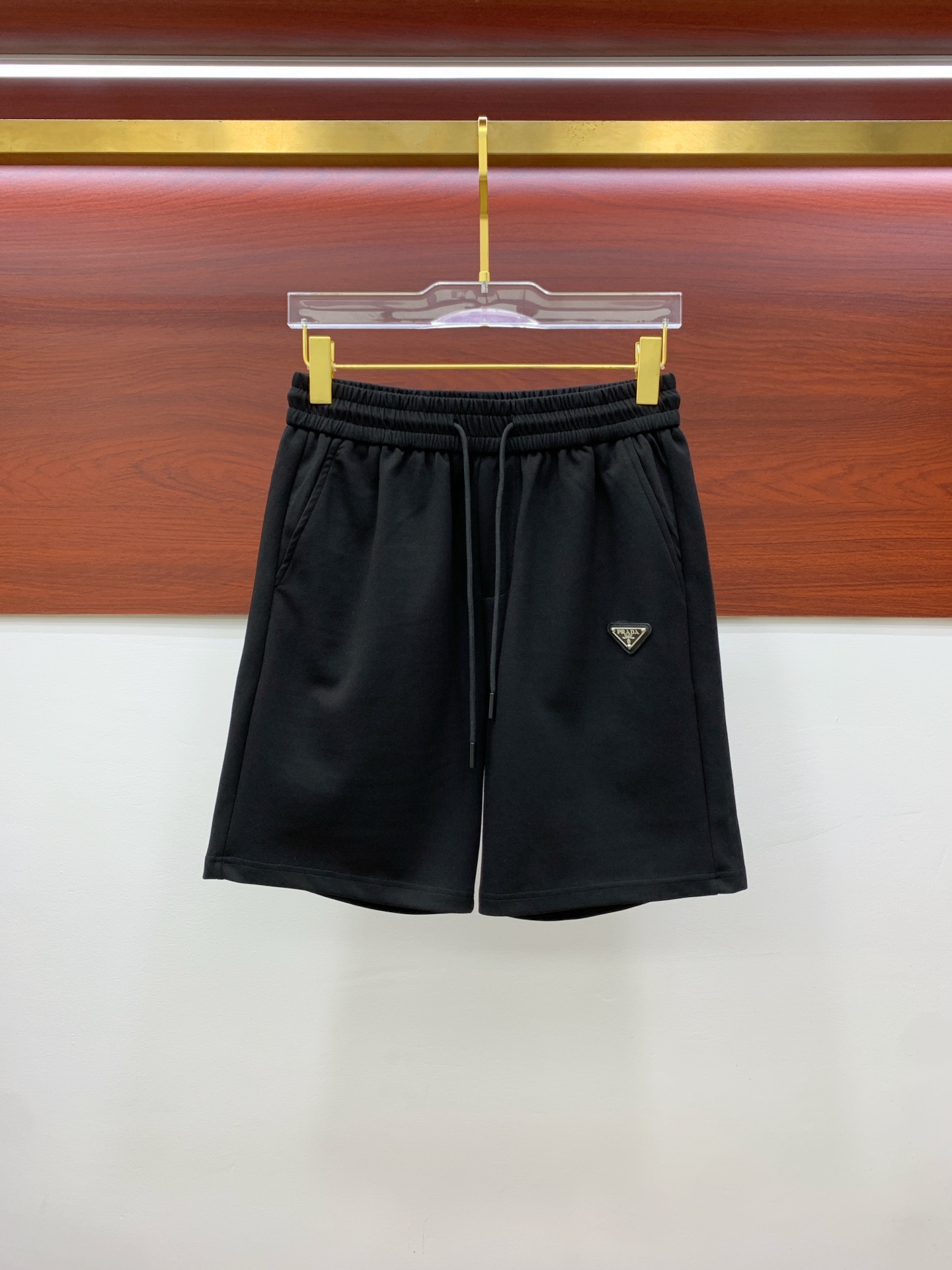 NO:857927,Prada's 2026 spring and summer new men's casual shorts are high-end products that are simple, fashionable and elegant. Customized original imported fabrics are simple, neat and refreshing. The quality workmanship details can withstand any form of inspection. Simple and elegant, versatile style. The upper body is elegant and handsome, giving you a brand new sense of sight!  The appearance is incomparable, the details are in place, and the upper body is not picky!  Size M-3xL,,prada,shorts,19860909普拉达 2026春夏新款男士休闲短裤 高端货简洁时尚大方 定制原版进口面料 简洁利落又清爽 品质做工细节经得起任何形式检验简约大方百搭款 上身优雅帅气,焕然一新的即视感！品相无敌,细节都很到位,上身不挑人！ 码数M-3xL,,prada,shorts,,Men's clothing