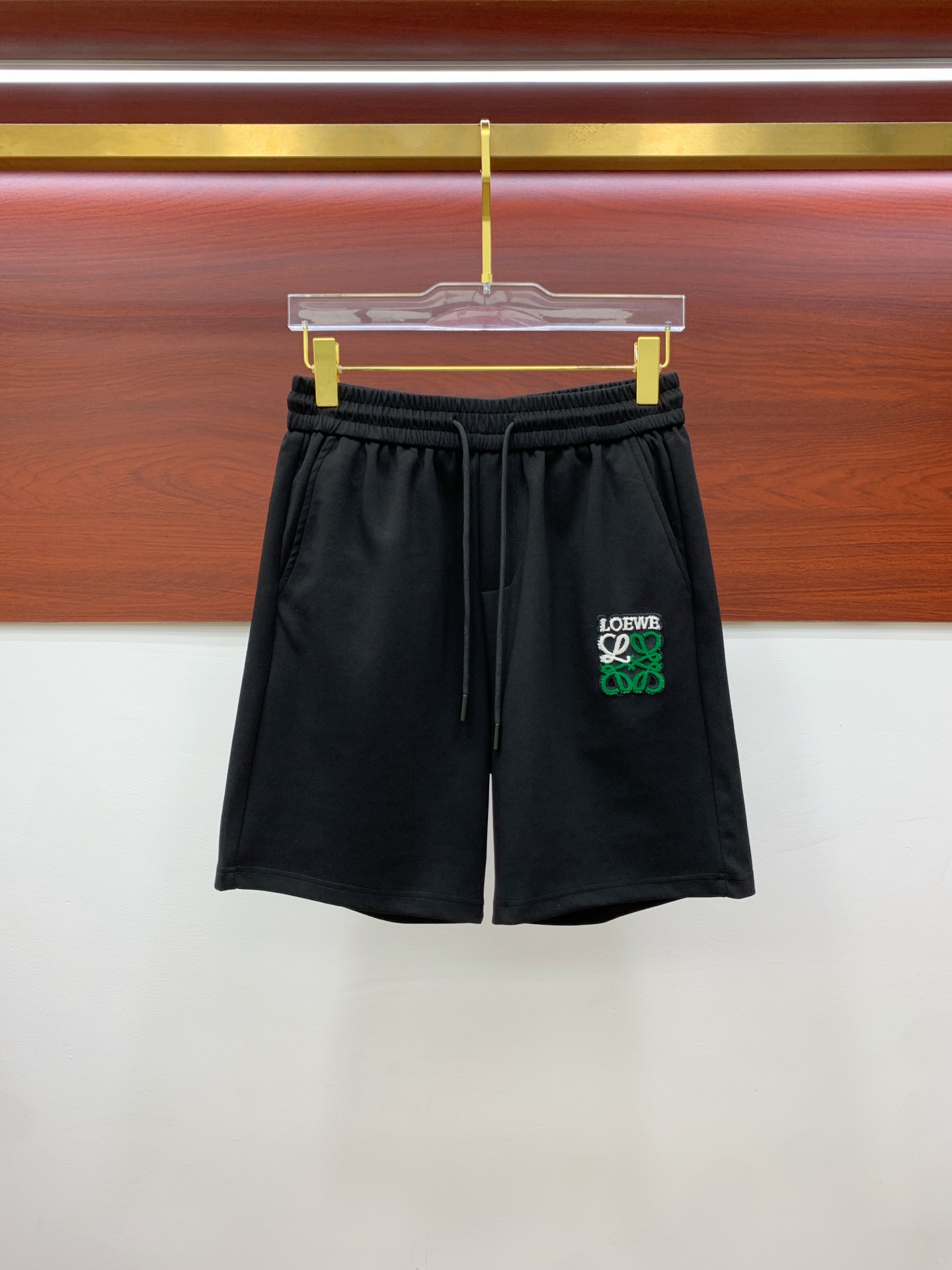 NO:858009,Loewe's 2026 spring and summer new men's casual shorts are high-end products that are simple, fashionable and elegant. Customized original imported fabrics are simple, neat and refreshing. The quality workmanship details can withstand any form of inspection. Simple and elegant, versatile style. The upper body is elegant and handsome, giving you a brand new sense of sight!  The appearance is incomparable, the details are in place, and the upper body is not picky!  Size M-3xL,,loewe,shorts,19860909罗意威 2026春夏新款男士休闲短裤 高端货简洁时尚大方 定制原版进口面料 简洁利落又清爽 品质做工细节经得起任何形式检验简约大方百搭款 上身优雅帅气,焕然一新的即视感！品相无敌,细节都很到位,上身不挑人！ 码数M-3xL,,loewe,shorts,,Men's clothing