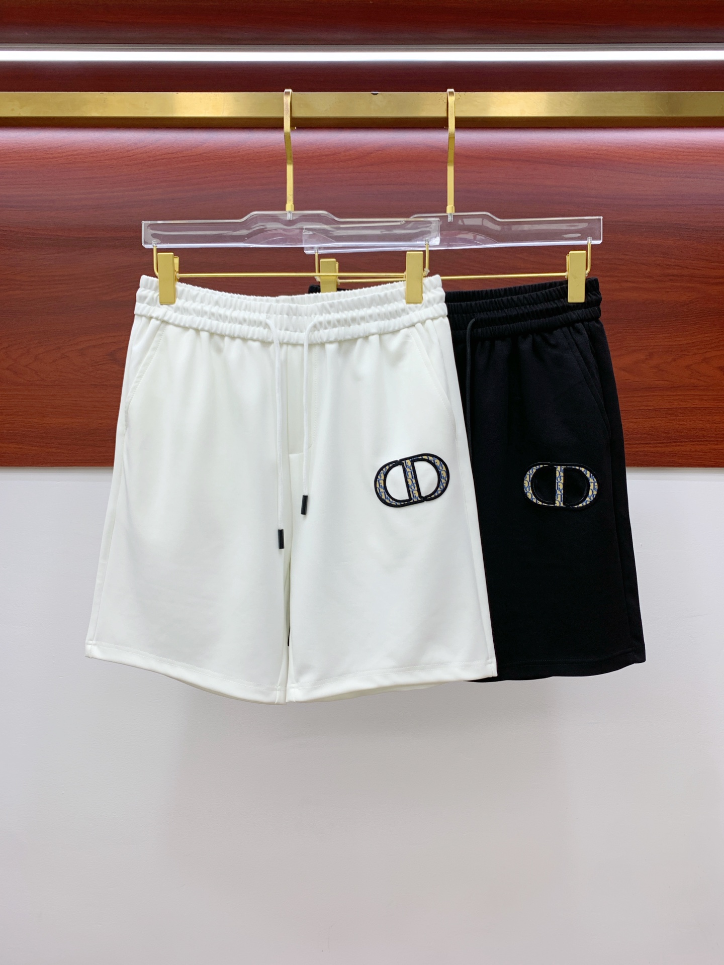 NO:138092,Dior 2025 spring and summer new men's casual shorts, high-end products are simple, fashionable and generous, customized original imported fabrics, simple, neat and refreshing, the quality workmanship details can withstand any form of test, simple, generous and versatile, elegant and handsome, and a brand new visual feeling!  He has invincible appearance, excellent details, and is not picky about others!  Code number M-3xL, dior, shorts, alexander wang19860909迪奥 2025春夏新款男士休闲短裤 高端货简洁时尚大方 定制原版进口面料 简洁利落又清爽 品质做工细节经得起任何形式检验简约大方百搭款 上身优雅帅气,焕然一新的即视感！品相无敌,细节都很到位,上身不挑人！ 码数M-3xL,,dior,shorts,alexander wang,Men's clothing