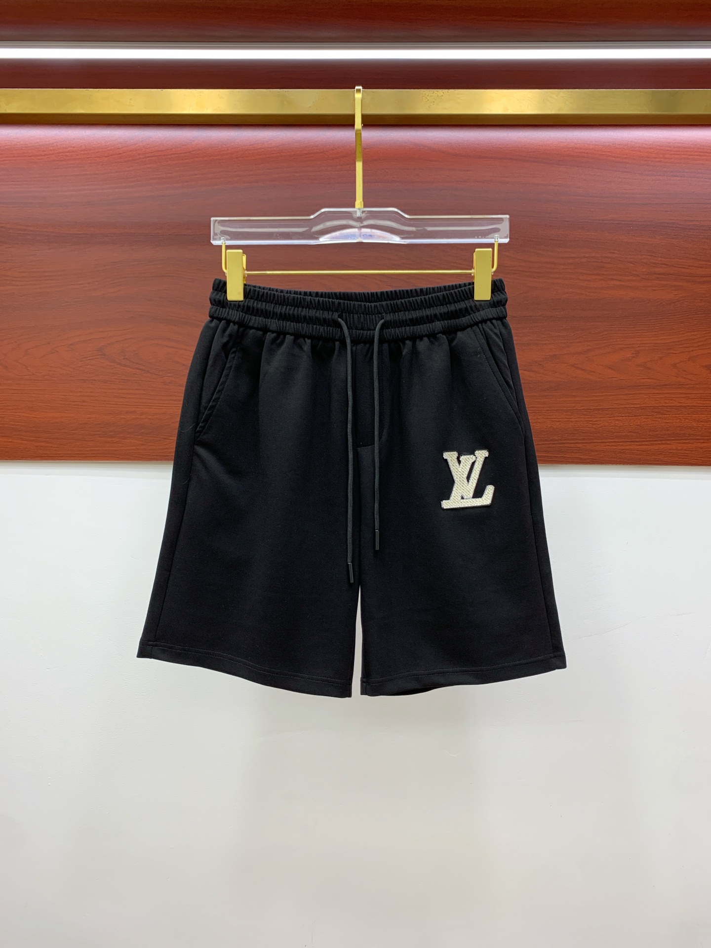 NO:857929,Lv 2026 spring and summer new men's casual shorts. High-end goods, simple, fashionable and elegant. Customized original imported fabrics. Simple, neat and refreshing. Quality workmanship details can withstand any form of inspection. Simple and generous, versatile style. Elegant and handsome upper body, brand new sense of sight!  The appearance is incomparable, the details are in place, and the upper body is not picky!  Size M-3xL,,louis vuitton,shorts,19860909Lv 2026春夏新款男士休闲短裤 高端货简洁时尚大方 定制原版进口面料 简洁利落又清爽 品质做工细节经得起任何形式检验简约大方百搭款 上身优雅帅气,焕然一新的即视感！品相无敌,细节都很到位,上身不挑人！ 码数M-3xL,,louis vuitton,shorts,,Men's clothing