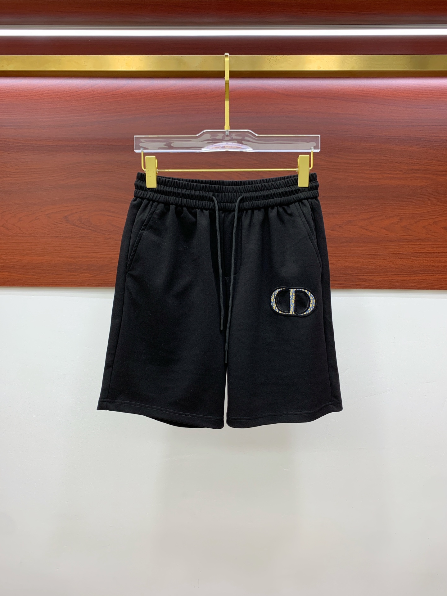 NO:857918,Dior's new 2026 spring and summer men's casual shorts are high-end products that are simple, fashionable and elegant. Customized original imported fabrics are simple, neat and refreshing. The quality workmanship details can withstand any form of inspection. Simple and generous, versatile style. The upper body is elegant and handsome, giving you a brand new sense of sight!  The appearance is incomparable, the details are in place, and the upper body is not picky!  Size M-3xL,,dior,shorts,19860909迪奥 2026春夏新款男士休闲短裤 高端货简洁时尚大方 定制原版进口面料 简洁利落又清爽 品质做工细节经得起任何形式检验简约大方百搭款 上身优雅帅气,焕然一新的即视感！品相无敌,细节都很到位,上身不挑人！ 码数M-3xL,,dior,shorts,,Men's clothing