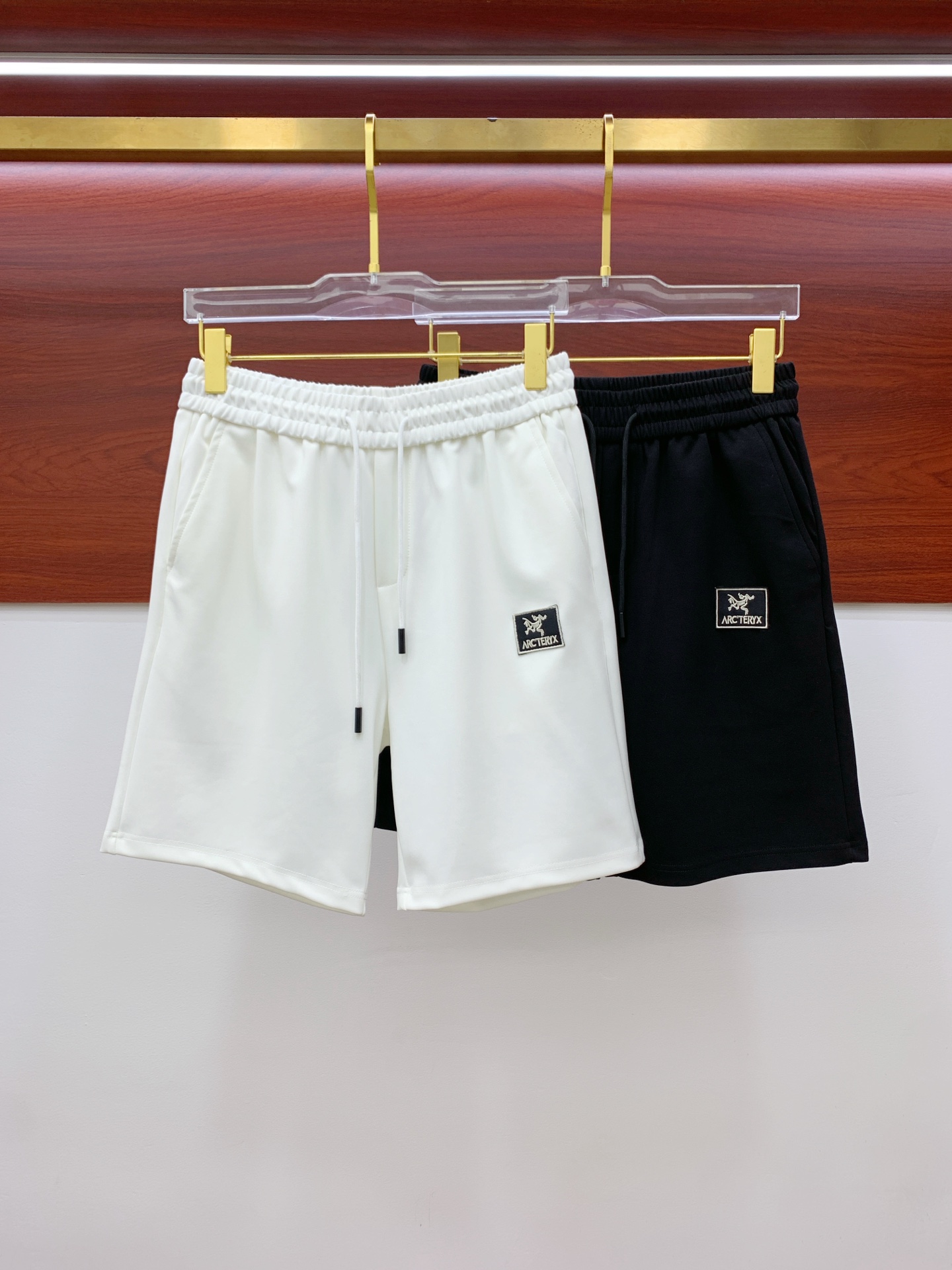 NO:857908,Arc'teryx 2026 new spring and summer men's casual shorts. High-end goods, simple, fashionable and elegant. Customized original imported fabrics. Simple, neat and refreshing. Quality workmanship details can withstand any form of inspection. Simple and elegant, versatile style. The upper body is elegant and handsome, giving you a brand new sense of sight!  The appearance is incomparable, the details are in place, and the upper body is not picky!  Code number M-3xL,arc'teryx,shorts,19860909始祖鸟 2026春夏新款男士休闲短裤 高端货简洁时尚大方 定制原版进口面料 简洁利落又清爽 品质做工细节经得起任何形式检验简约大方百搭款 上身优雅帅气,焕然一新的即视感！品相无敌,细节都很到位,上身不挑人！ 码数M-3xL,arc'teryx,shorts,,Men's clothing