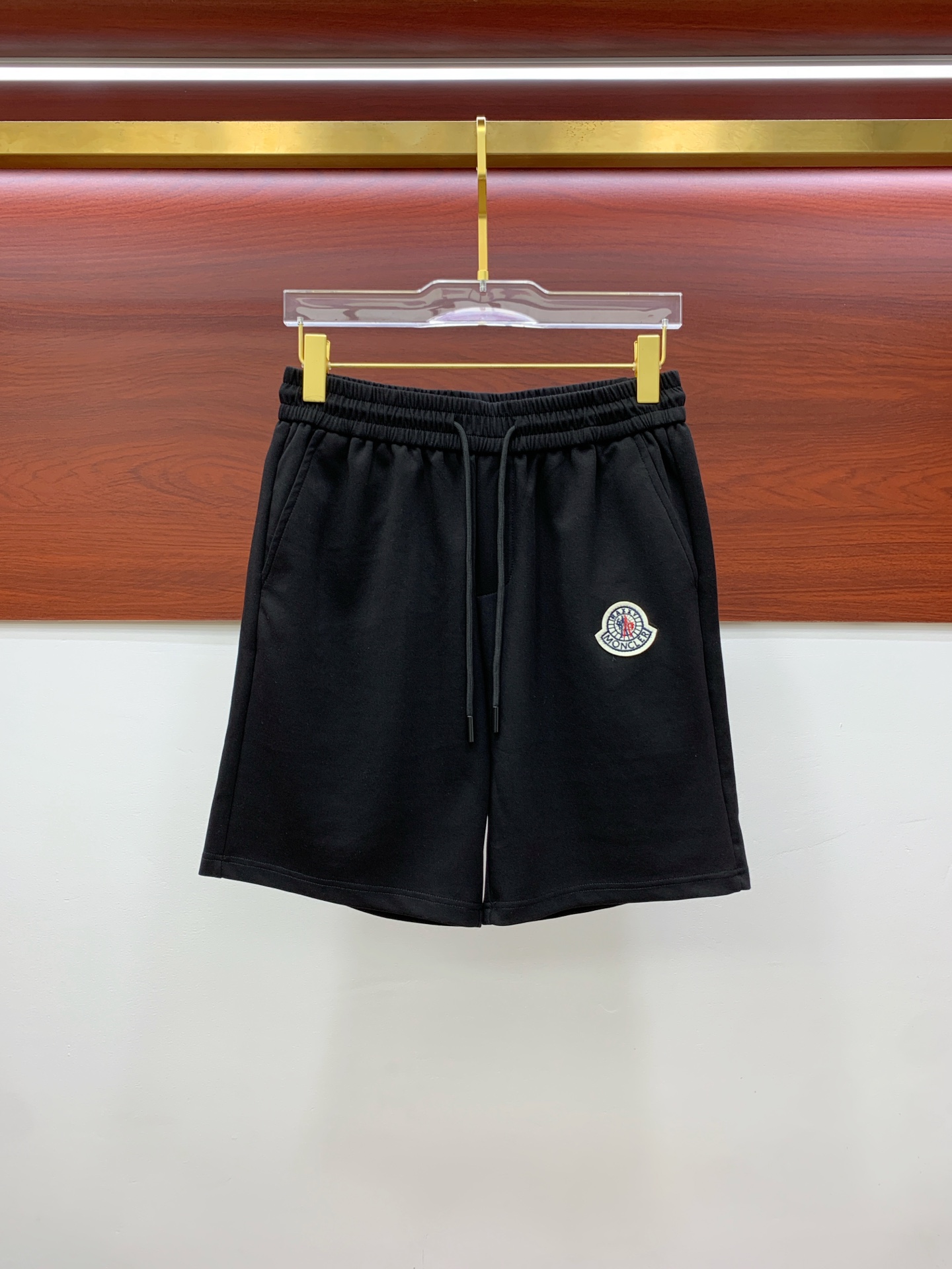 NO:857940,Mengkou 2026 new spring and summer men's casual shorts. High-end goods, simple, fashionable and elegant. Customized original imported fabrics. Simple, neat and refreshing. Quality workmanship details can withstand any form of inspection. Simple and elegant, versatile style. Elegant and handsome upper body, brand new sense of sight!  The appearance is incomparable, the details are in place, and the upper body is not picky!  Size M-3xL,,Moncler,shorts,19860909蒙口 2026春夏新款男士休闲短裤 高端货简洁时尚大方 定制原版进口面料 简洁利落又清爽 品质做工细节经得起任何形式检验简约大方百搭款 上身优雅帅气,焕然一新的即视感！品相无敌,细节都很到位,上身不挑人！ 码数M-3xL,,Moncler,shorts,,Men's clothing