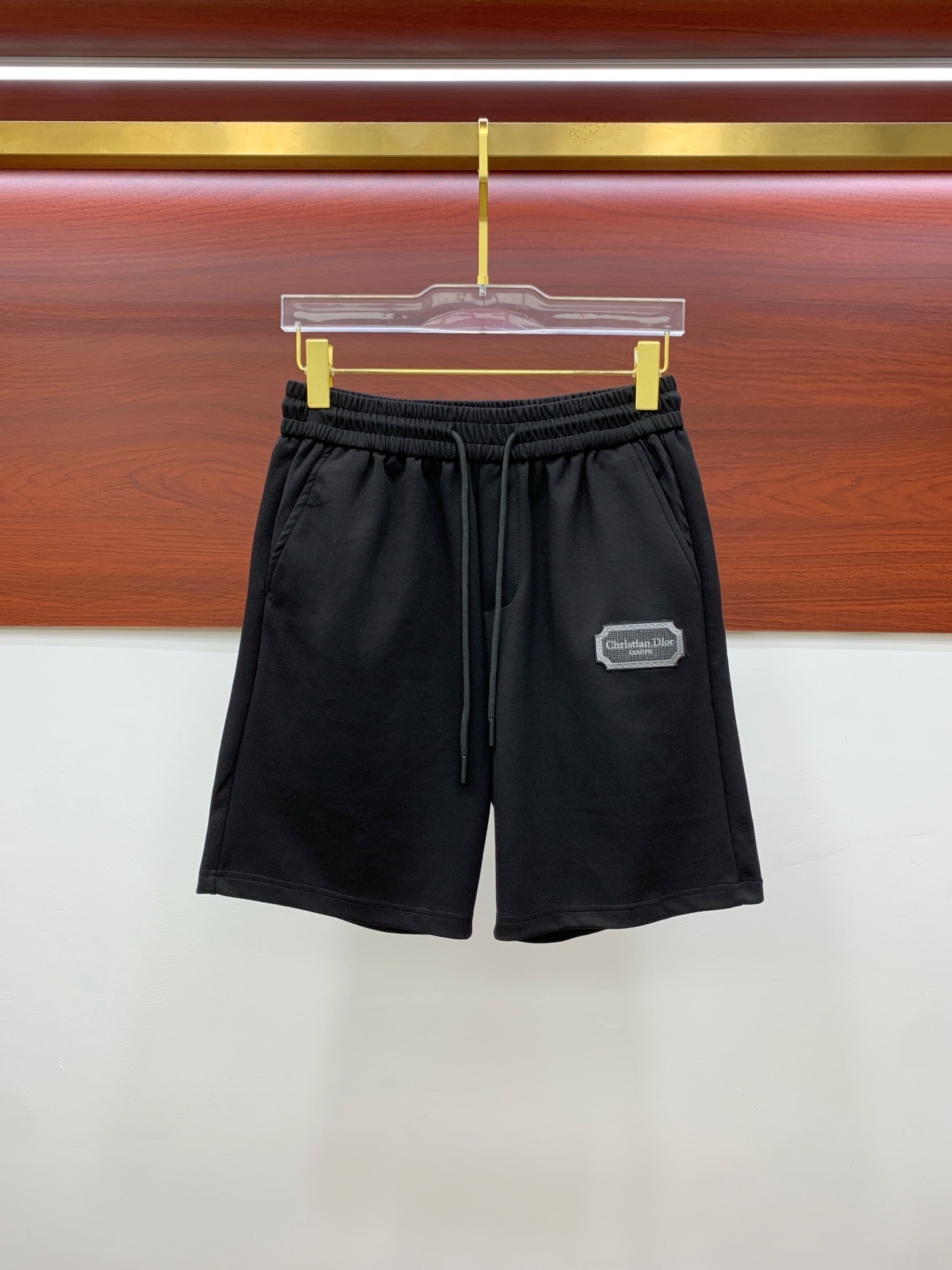 NO:857952,Dior's new 2026 spring and summer men's casual shorts are high-end products that are simple, fashionable and elegant. Customized original imported fabrics are simple, neat and refreshing. The quality workmanship details can withstand any form of inspection. Simple and generous, versatile style. The upper body is elegant and handsome, giving you a brand new sense of sight!  The appearance is incomparable, the details are in place, and the upper body is not picky!  Size M-3xL,,dior,shorts,19860909迪奥 2026春夏新款男士休闲短裤 高端货简洁时尚大方 定制原版进口面料 简洁利落又清爽 品质做工细节经得起任何形式检验简约大方百搭款 上身优雅帅气,焕然一新的即视感！品相无敌,细节都很到位,上身不挑人！ 码数M-3xL,,dior,shorts,,Men's clothing