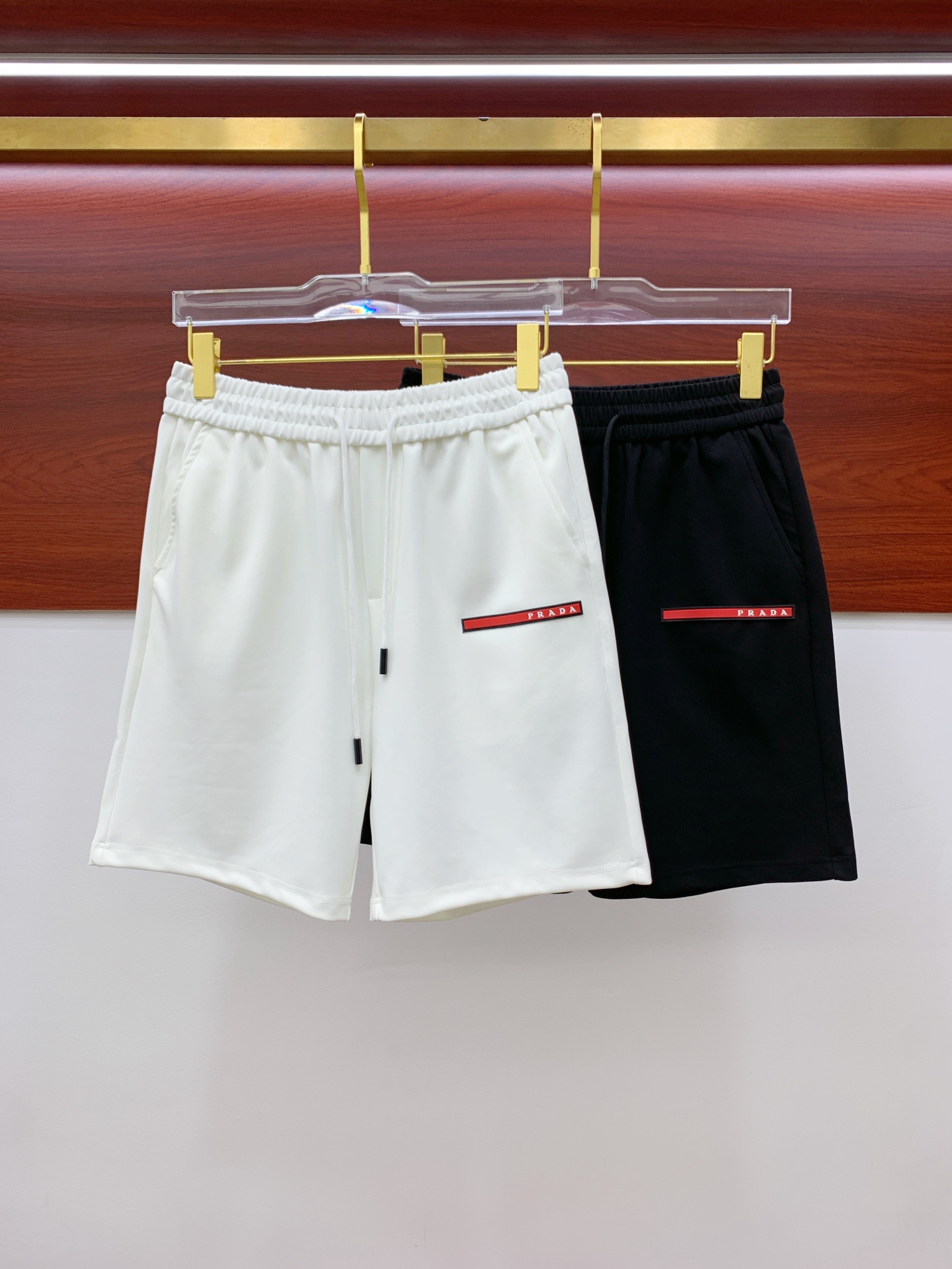 NO:138022,Prada 2025 spring and summer new men's casual shorts, high-end products are simple, fashionable and generous, customized original imported fabrics, simple, neat and refreshing, the quality workmanship details can stand any form of inspection, simple, generous and versatile, elegant and handsome, and a brand new visual feeling!  He has invincible appearance, excellent details, and is not picky about others!  Code number M-3xL, prada, shorts, alexander wang19860909普拉达 2025春夏新款男士休闲短裤 高端货简洁时尚大方 定制原版进口面料 简洁利落又清爽 品质做工细节经得起任何形式检验简约大方百搭款 上身优雅帅气,焕然一新的即视感！品相无敌,细节都很到位,上身不挑人！ 码数M-3xL,,prada,shorts,alexander wang,Men's clothing