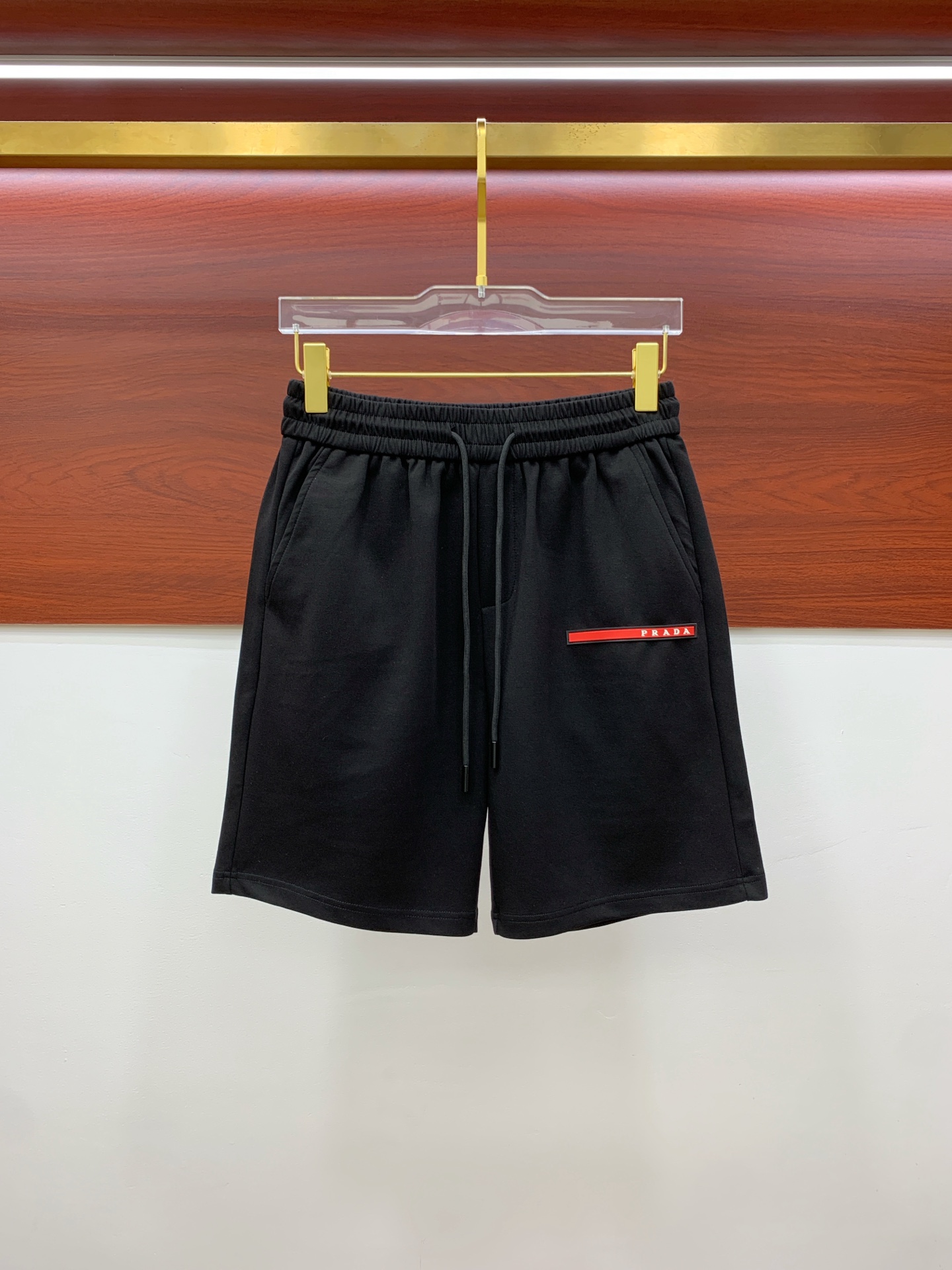NO:857966,Prada's 2026 spring and summer new men's casual shorts are high-end products that are simple, fashionable and elegant. Customized original imported fabrics are simple, neat and refreshing. The quality workmanship details can withstand any form of inspection. Simple and elegant, versatile style. The upper body is elegant and handsome, giving you a brand new sense of sight!  The appearance is incomparable, the details are in place, and the upper body is not picky!  Size M-3xL,,prada,shorts,19860909普拉达 2026春夏新款男士休闲短裤 高端货简洁时尚大方 定制原版进口面料 简洁利落又清爽 品质做工细节经得起任何形式检验简约大方百搭款 上身优雅帅气,焕然一新的即视感！品相无敌,细节都很到位,上身不挑人！ 码数M-3xL,,prada,shorts,,Men's clothing