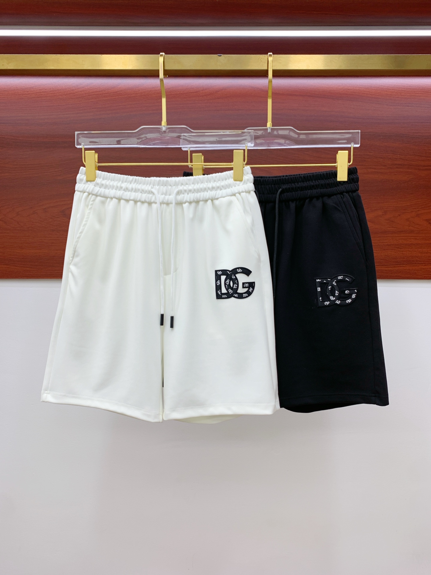 NO:138010,DG 2025 spring and summer new men's casual shorts, high-end products are simple, fashionable and generous, customized original imported fabrics, simple, neat and refreshing, the quality workmanship details can withstand any form of inspection, simple, generous and versatile, elegant and handsome, and a brand new visual feeling!  He has invincible appearance, excellent details, and is not picky about others!  Code number M-3xL, Dolce & Gabbana, shorts, alexander wang19860909DG 2025春夏新款男士休闲短裤 高端货简洁时尚大方 定制原版进口面料 简洁利落又清爽 品质做工细节经得起任何形式检验简约大方百搭款 上身优雅帅气,焕然一新的即视感！品相无敌,细节都很到位,上身不挑人！ 码数M-3xL,,Dolce&Gabbana,shorts,alexander wang,Men's clothing