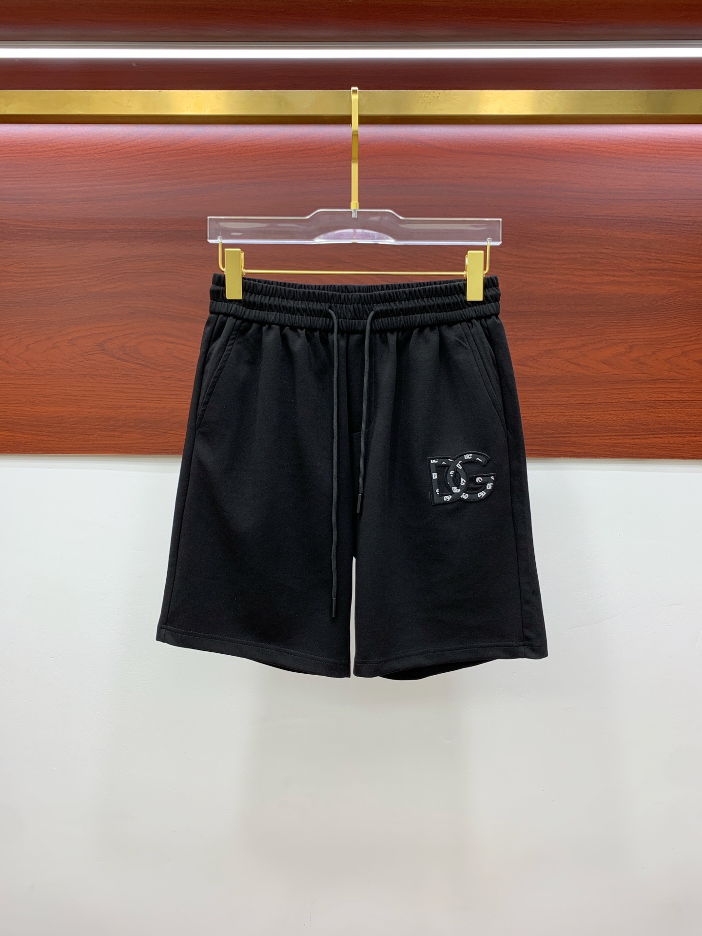 NO:857978,DG 2026 new spring and summer men's casual shorts. High-end products, simple, fashionable and elegant. Customized original imported fabrics. Simple, neat and refreshing. Quality workmanship details can withstand any form of inspection. Simple and elegant, versatile style. The upper body is elegant and handsome, giving you a brand new sense of sight!  The appearance is incomparable, the details are in place, and the upper body is not picky!  Code number M-3xL,,shorts,19860909DG 2026春夏新款男士休闲短裤 高端货简洁时尚大方 定制原版进口面料 简洁利落又清爽 品质做工细节经得起任何形式检验简约大方百搭款 上身优雅帅气,焕然一新的即视感！品相无敌,细节都很到位,上身不挑人！ 码数M-3xL,,shorts,,Men's clothing